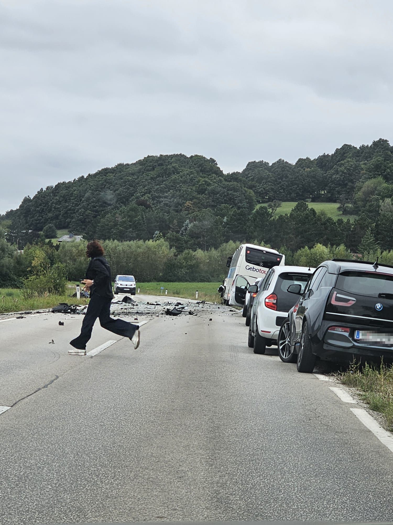 Tödlicher Verkehrsunfall in Laab am Walde: BMW kracht frontal in Bus.