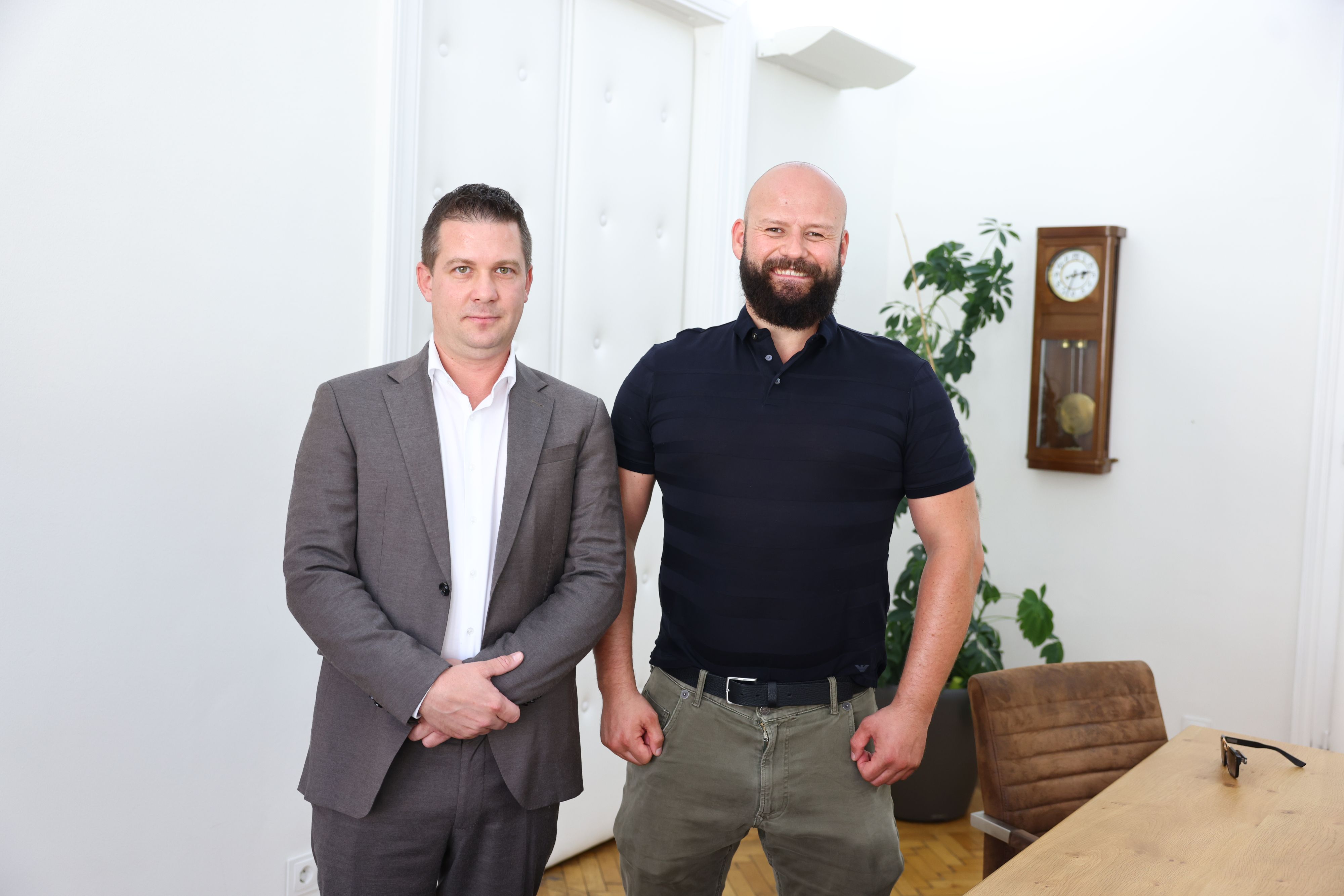 Siegreich: Thomas W. mit Anwalt Mathias Burger (l.)