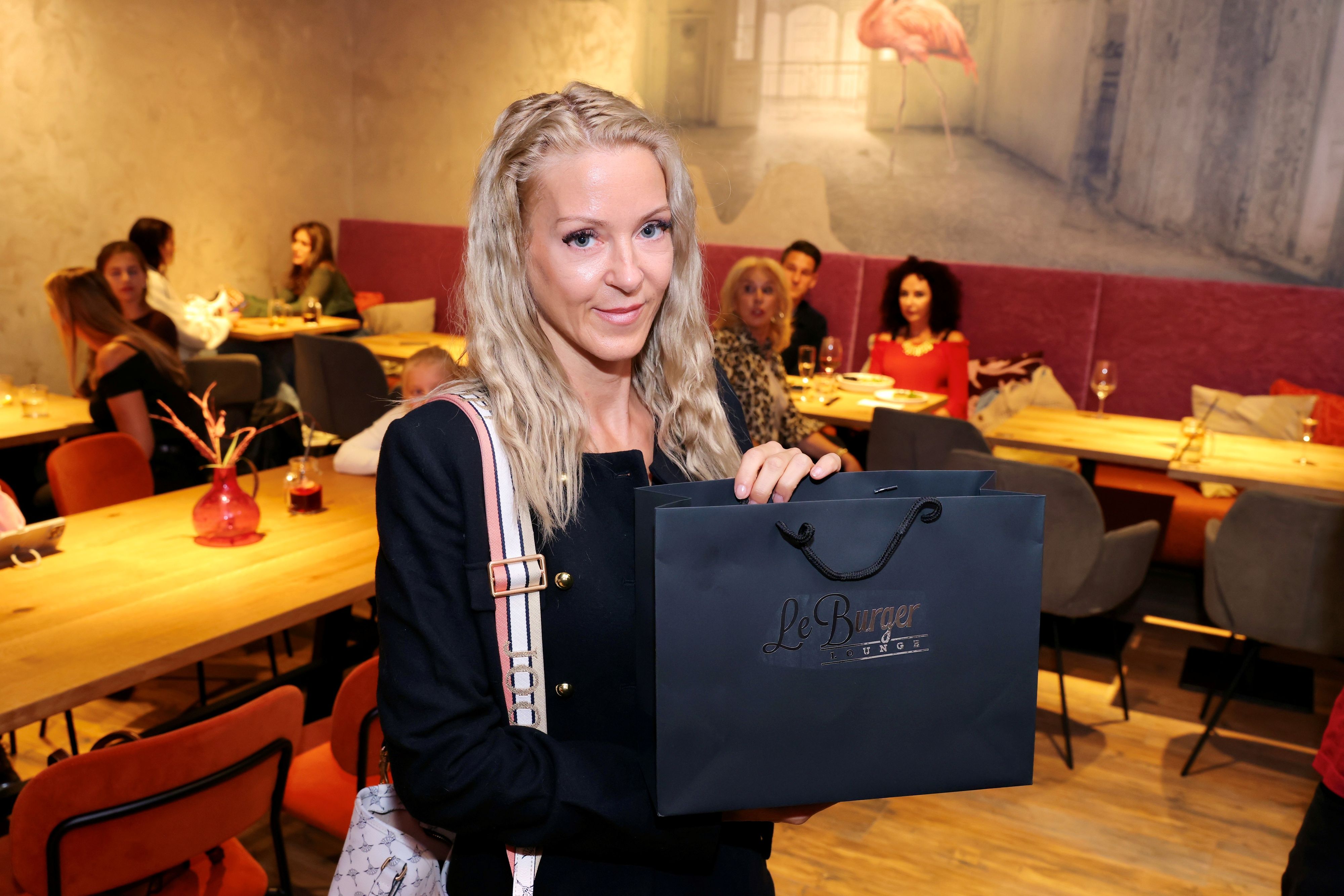 Simone und Christina Lugner (im Hintergrund) tauchten beide auf dem Event auf.