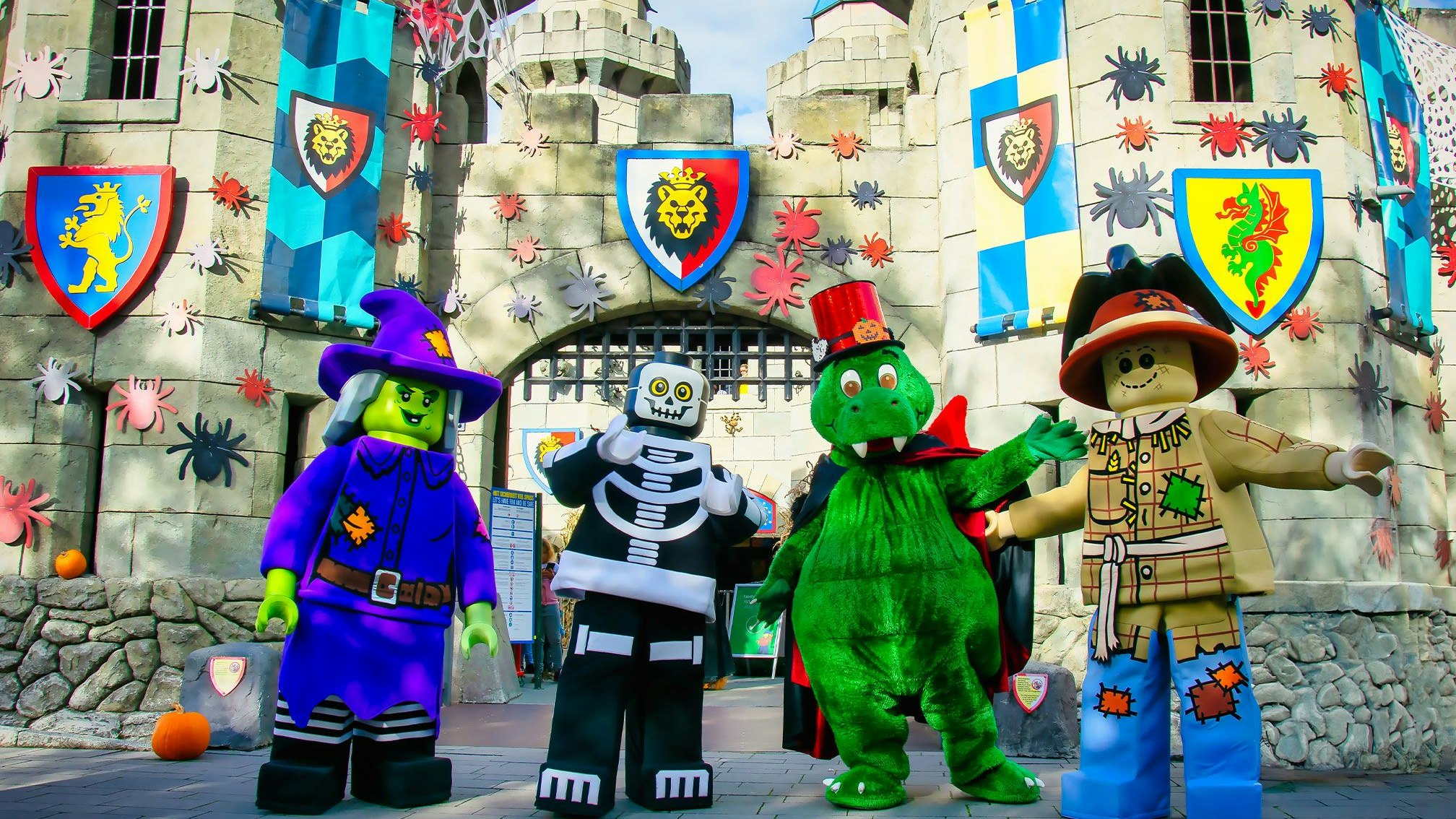 LEGO Character vor der Burg