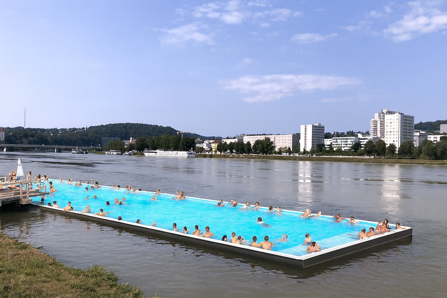 Die Visualisierung zeigt das Badeschiff in der Donau bei der Sandburg.