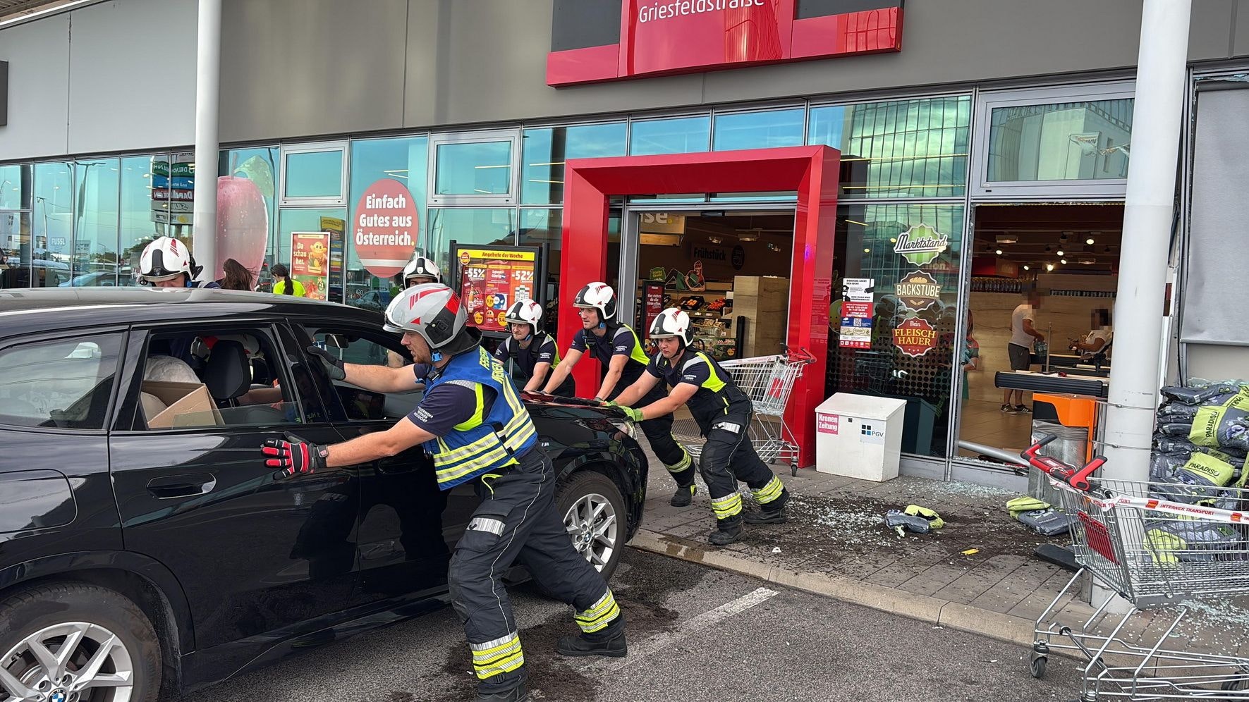 Heute.at - BMW-Lenkerin kracht in Auslagenscheibe von Supermarkt