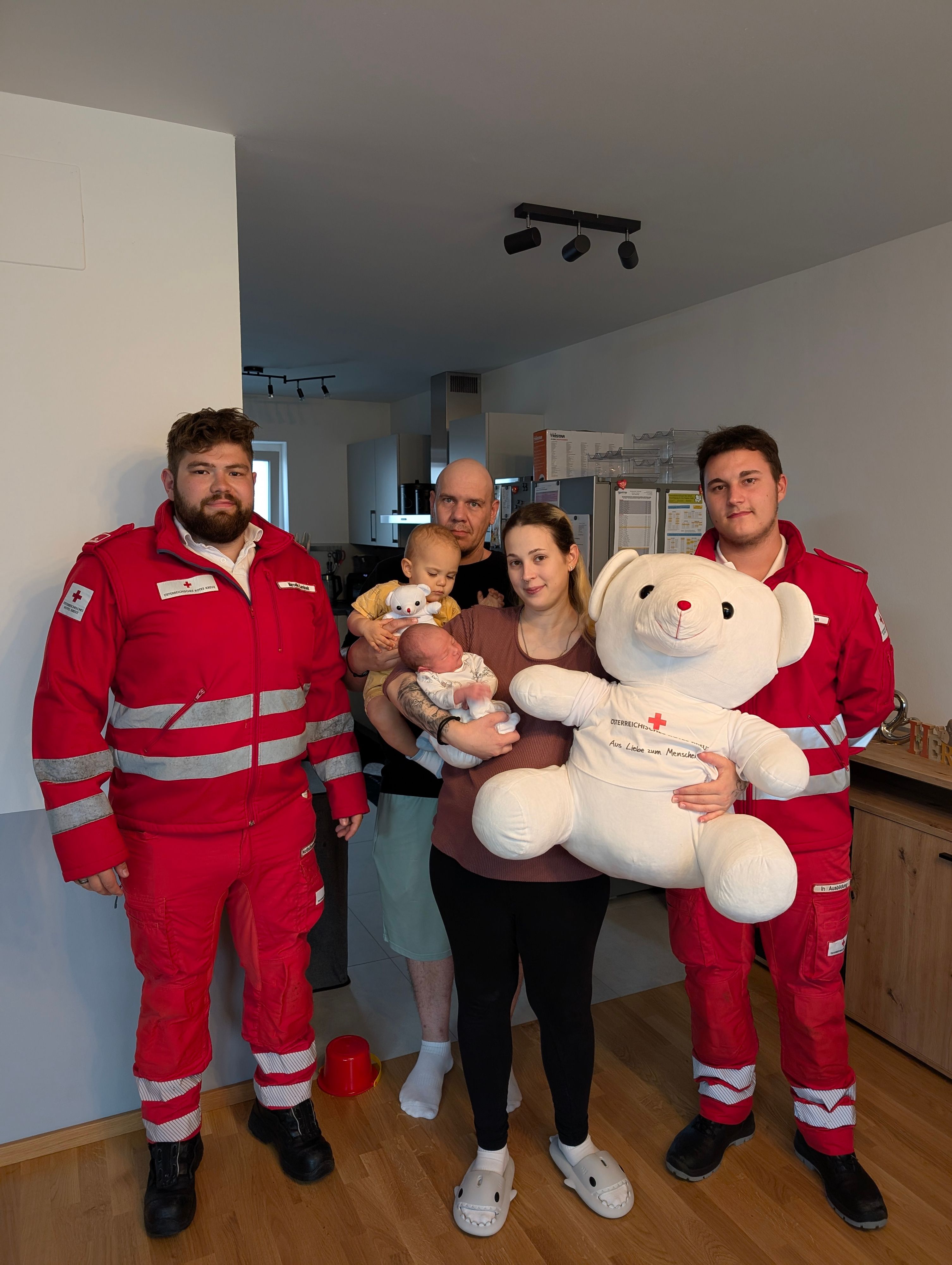 Rotkreuz-Notfallsanitäter Marcello Kaminek, Familie Lackner mit Luca und Rotkreuz-Sanitäter Maximilian Reinelt (v.l.n.r.)