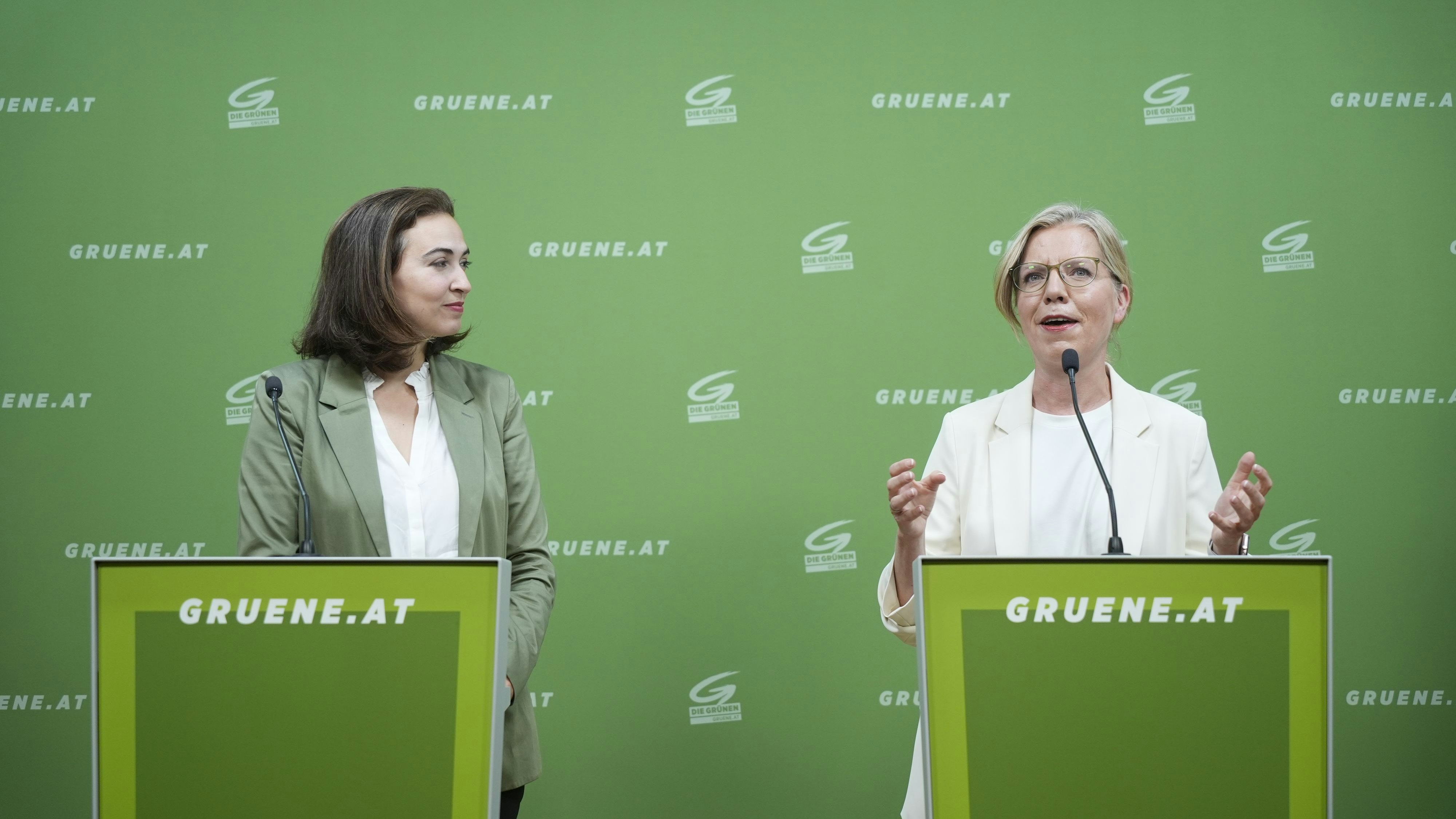 "Österreich braucht endlich eine Politik, die handelt statt nur zu reden“, so Gewessler und Zadić.