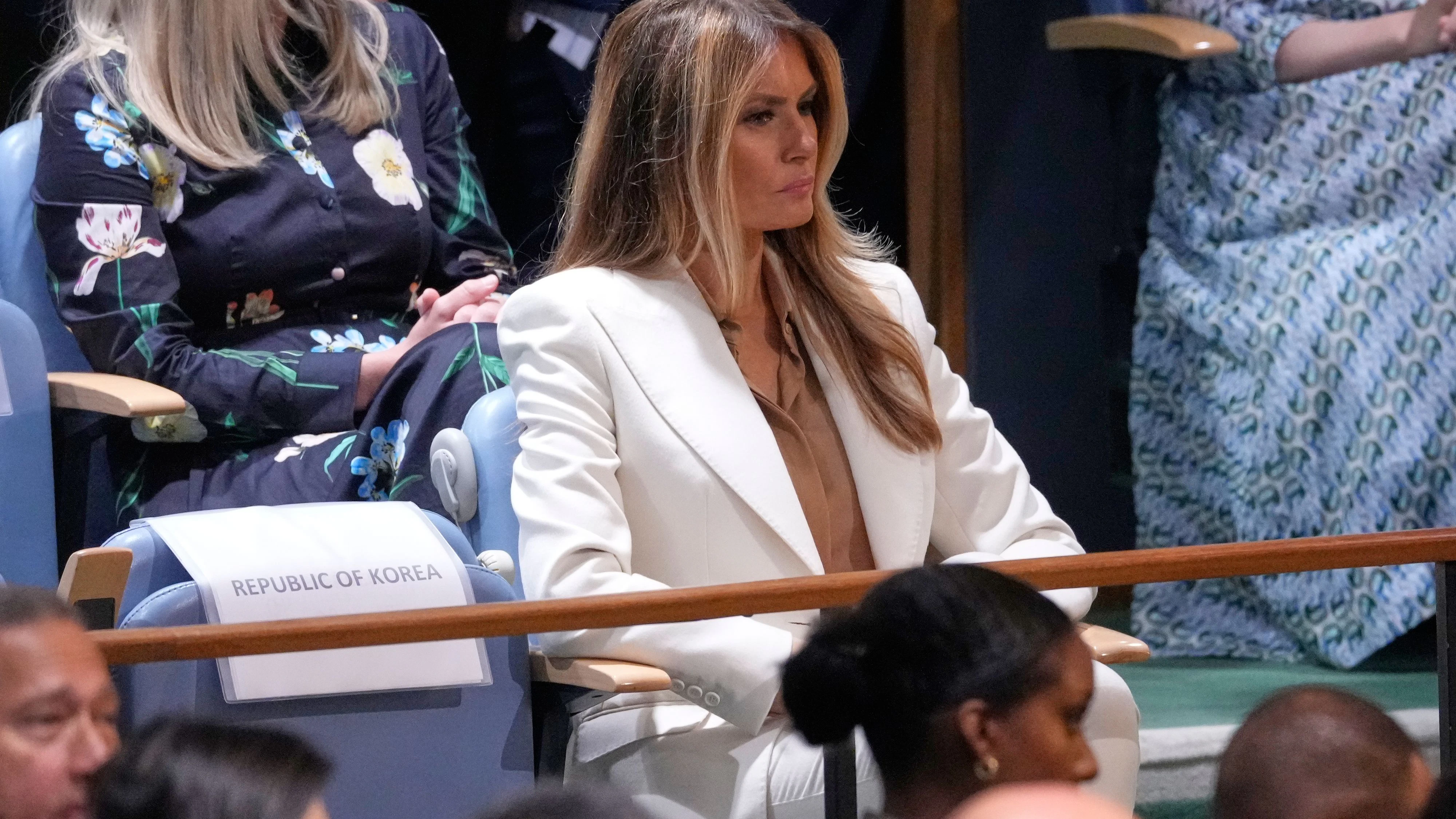 Seine Ehefrau Melania hörte sich die Botschaften des US-Präsidenten an. 