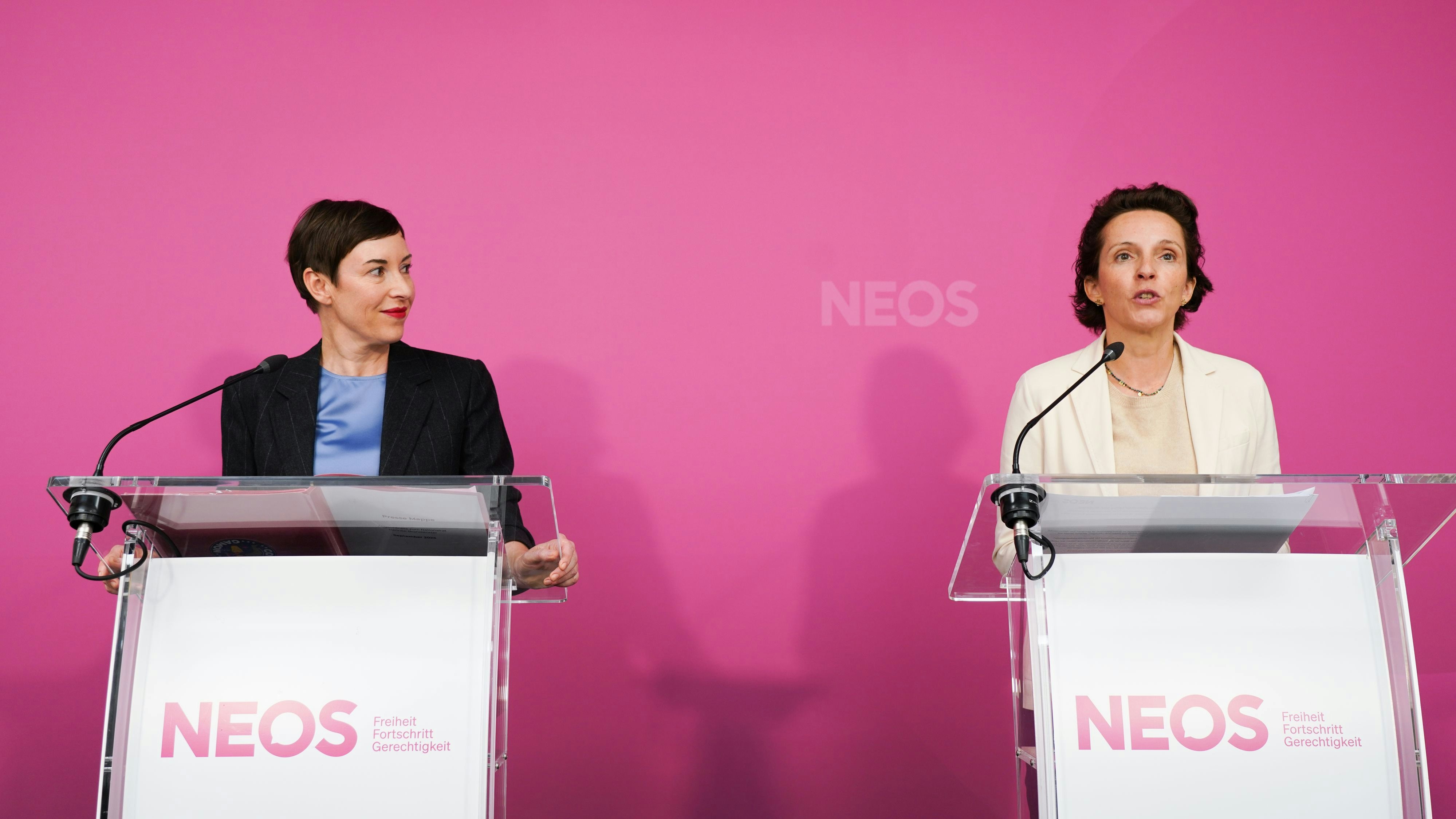Henrike Brandstötter (links) und Martina von Künsberg Sarre (rechts) bei einer Pressekonferenz.