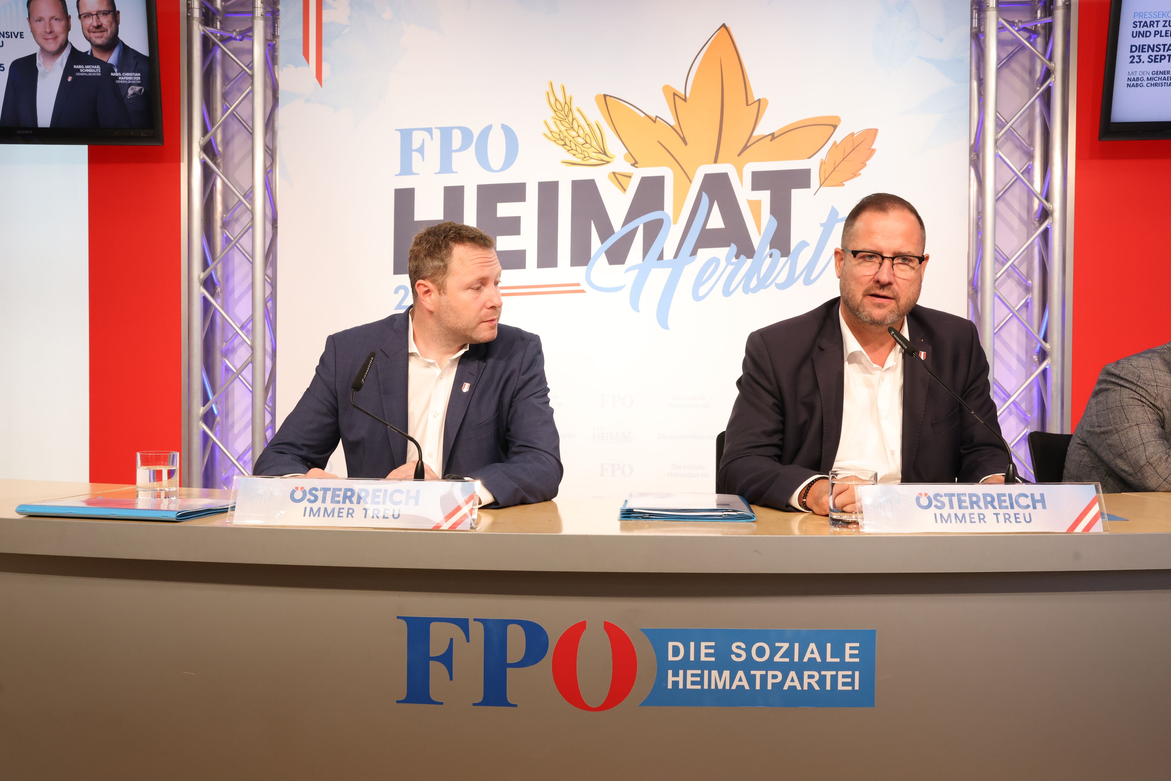 FPÖ-Generalsekertär Michael Schnedlitz und Christian Hafenecker teilten am Dienstag gegen die Regierung aus.