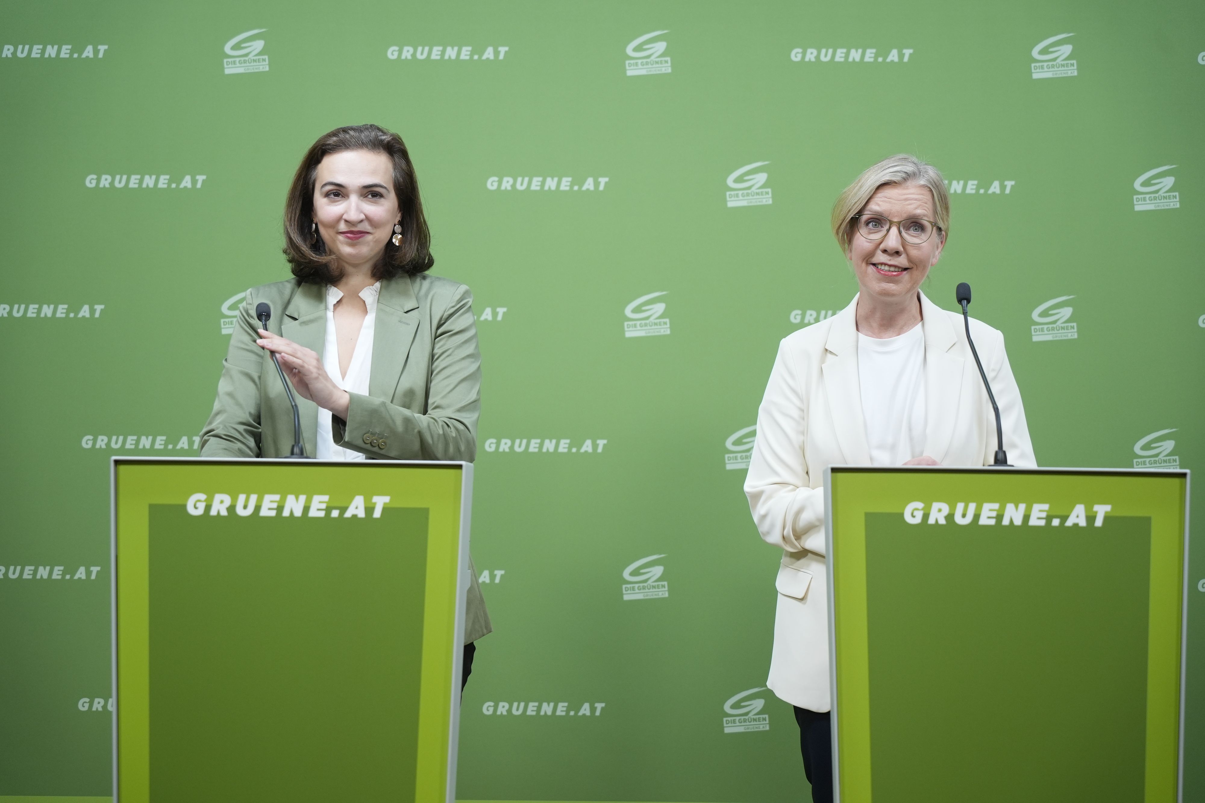 Alma Zadic und Leonore Gewessler sehen die Dreierkoalition als 