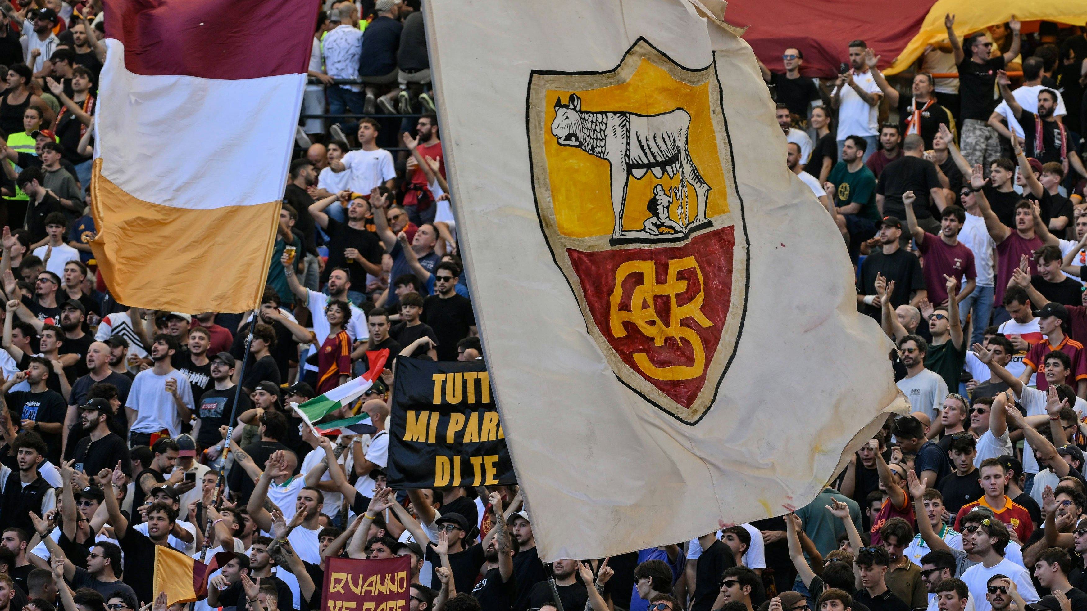 Heute.at - Polizei nimmt über 100 Roma-Fans vor EL-Start fest