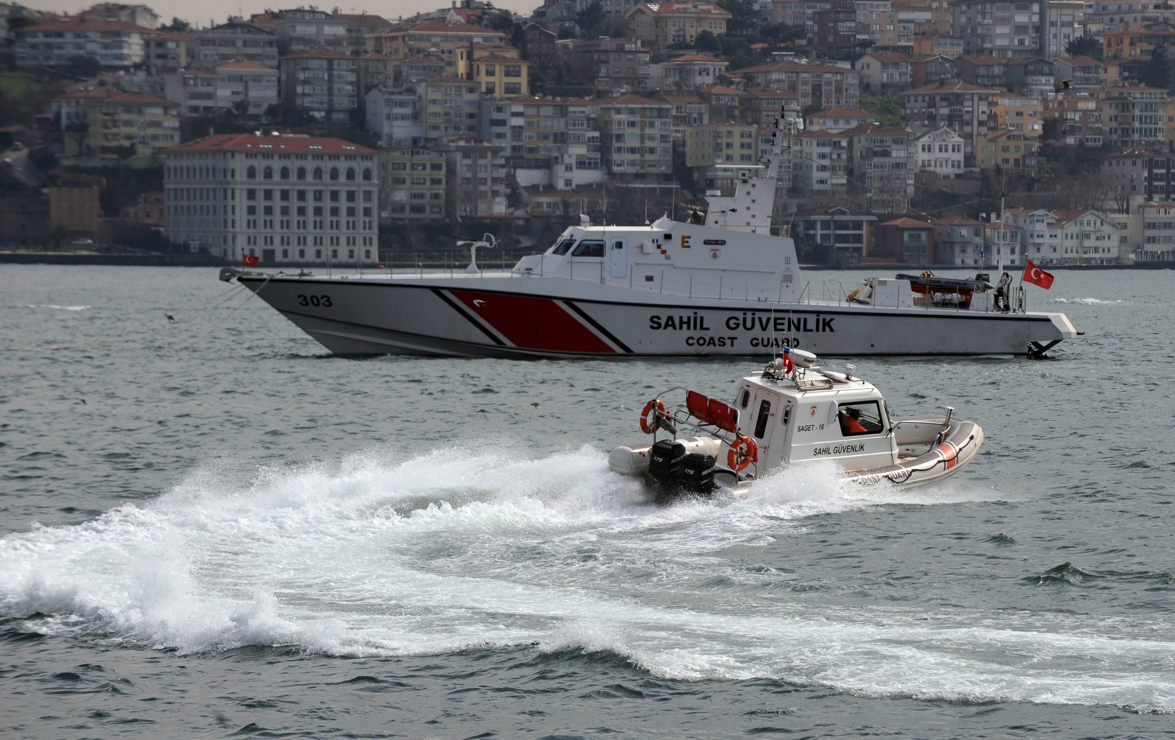 Die Küstenwache brachte den verstorbenen an Land. Symbolbild.