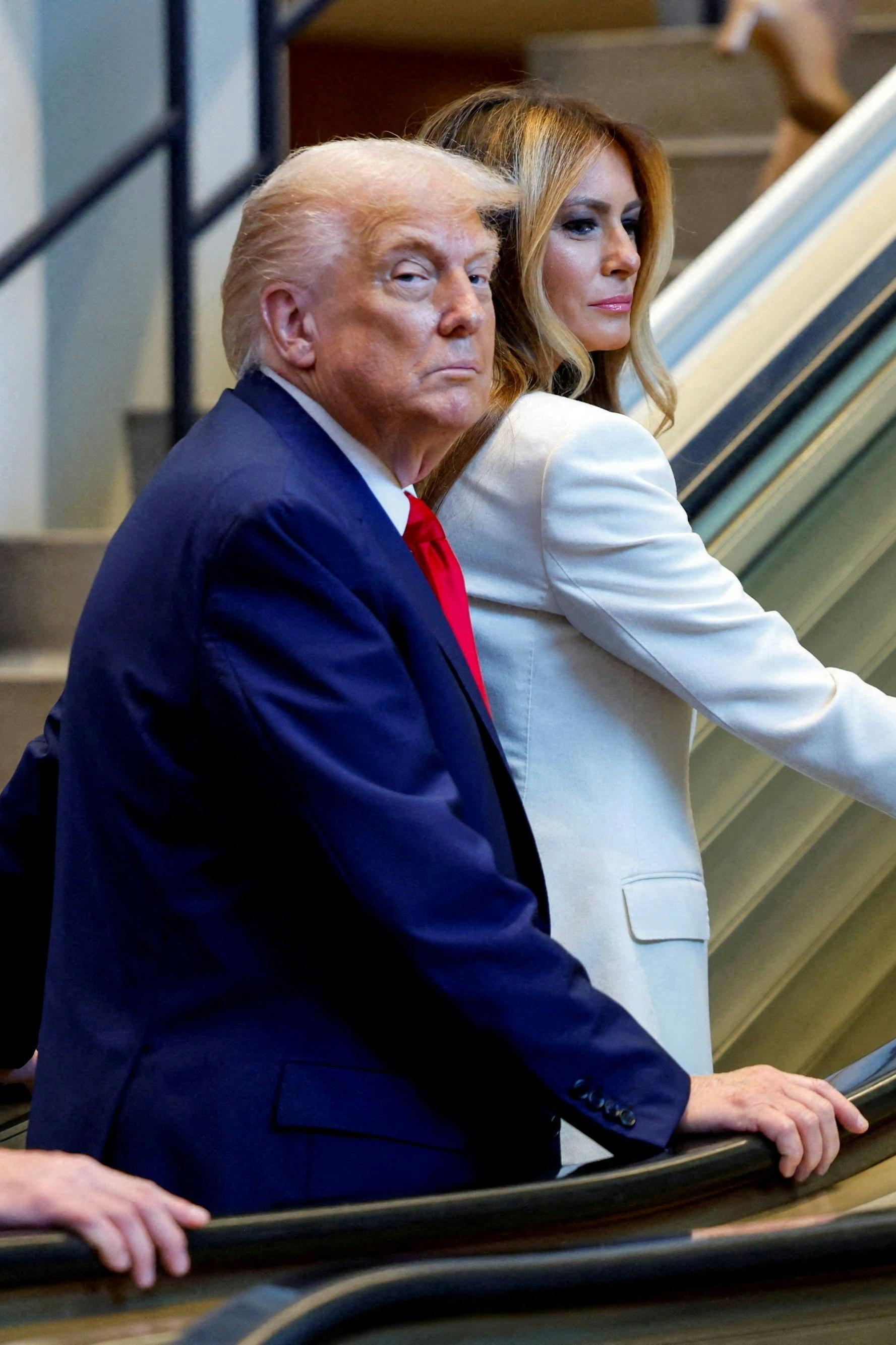 Blicke, die töten können: Donald und Melania Trump lernen die Tücken von Rolltreppen kennen