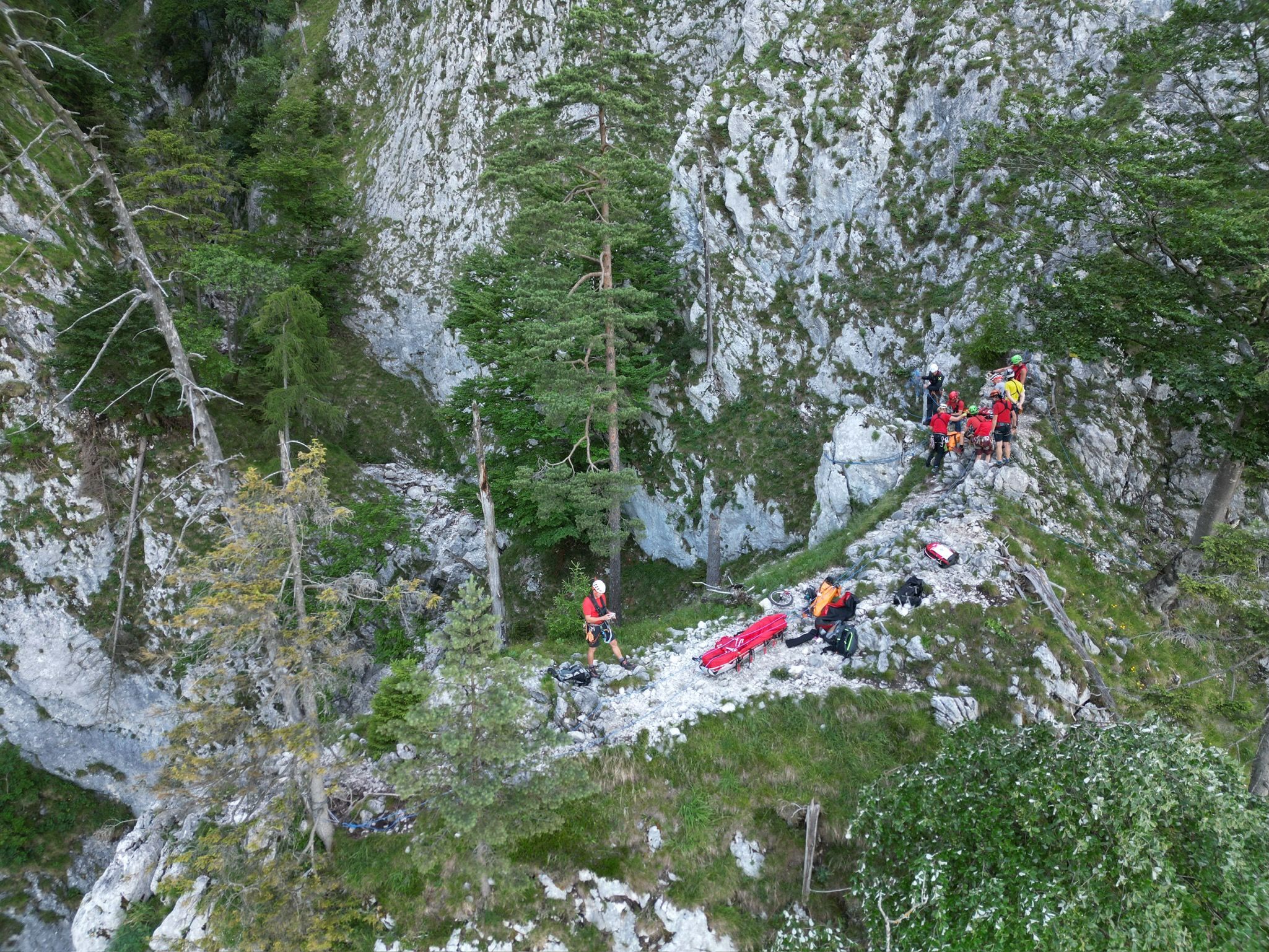 Um für den Ernstfall gerüstet zu sein, übt die Bergrettung so realistisch wie möglich. Im Bild: eine Übung am Drachenwand-Klettersteig 2023.
