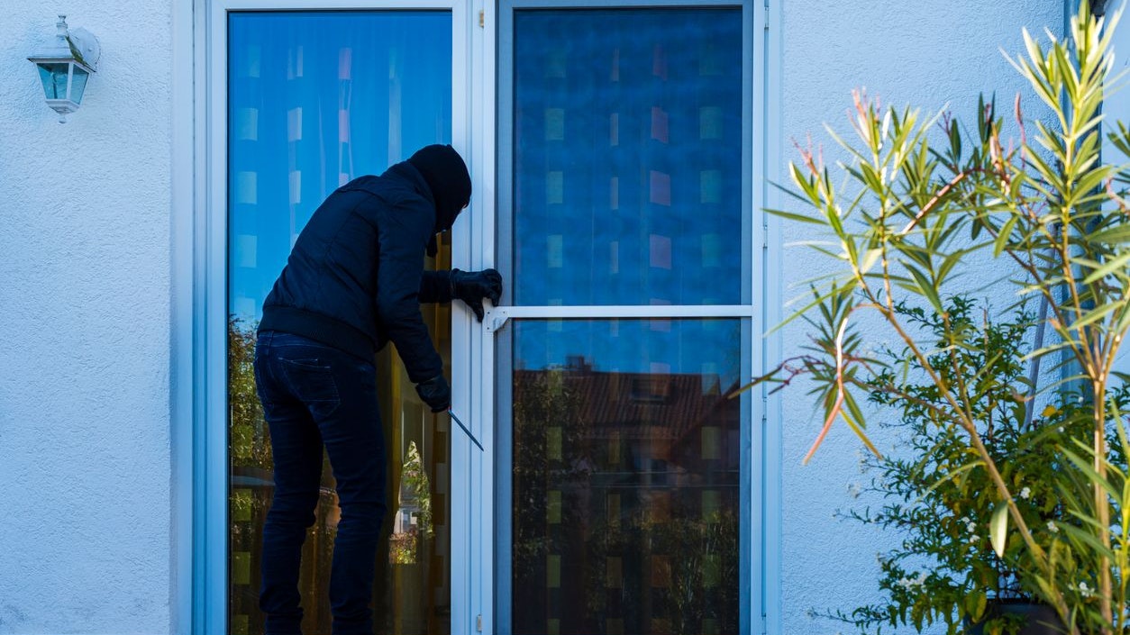 Der Einbrecher verschaffte sich über die Terrassentür Zutritt. (Symbolbild)