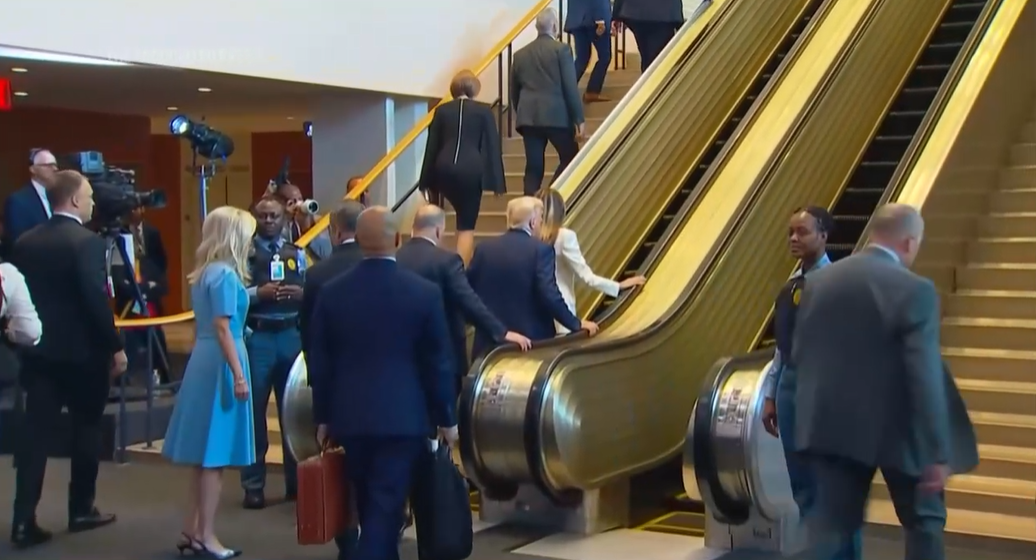 Als US-Präsident Donald Trump die Rolltreppe betrat, stoppte sie plötzlich. Das Weiße Haus wittert eine Verschwörung. 