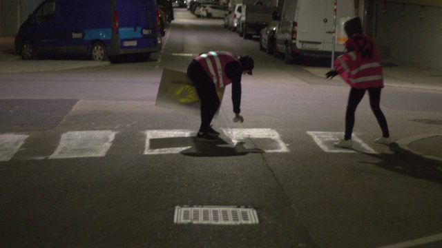 Mitten in der Nacht: Aktivisten pinseln in Hernals einen improvisierten Zebrastreifen auf die Straße.