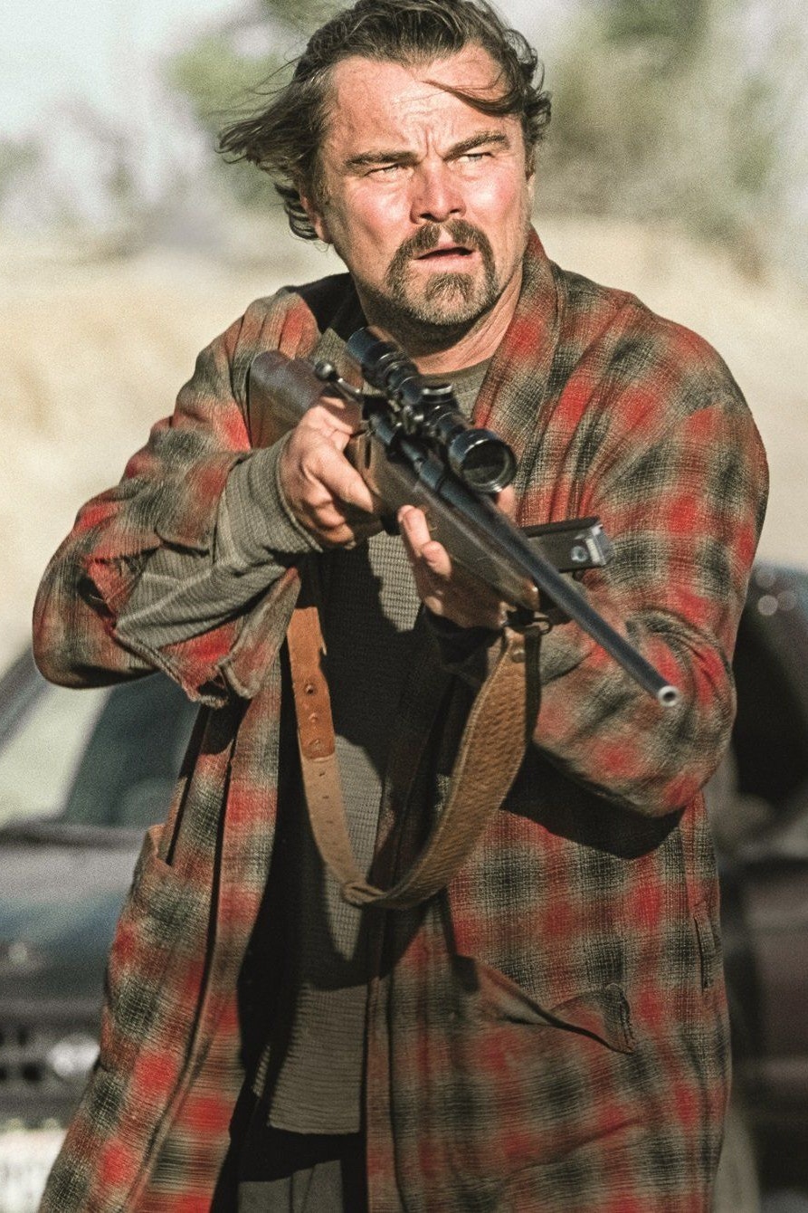 Auch wenn ihm Drogennebel die Orientierung erschweren: Alt-Revolutionär Bob (Leonardo DiCaprio) macht sich auf die Jagd nach den Entführern seiner Tochter in "One Battle After Another"