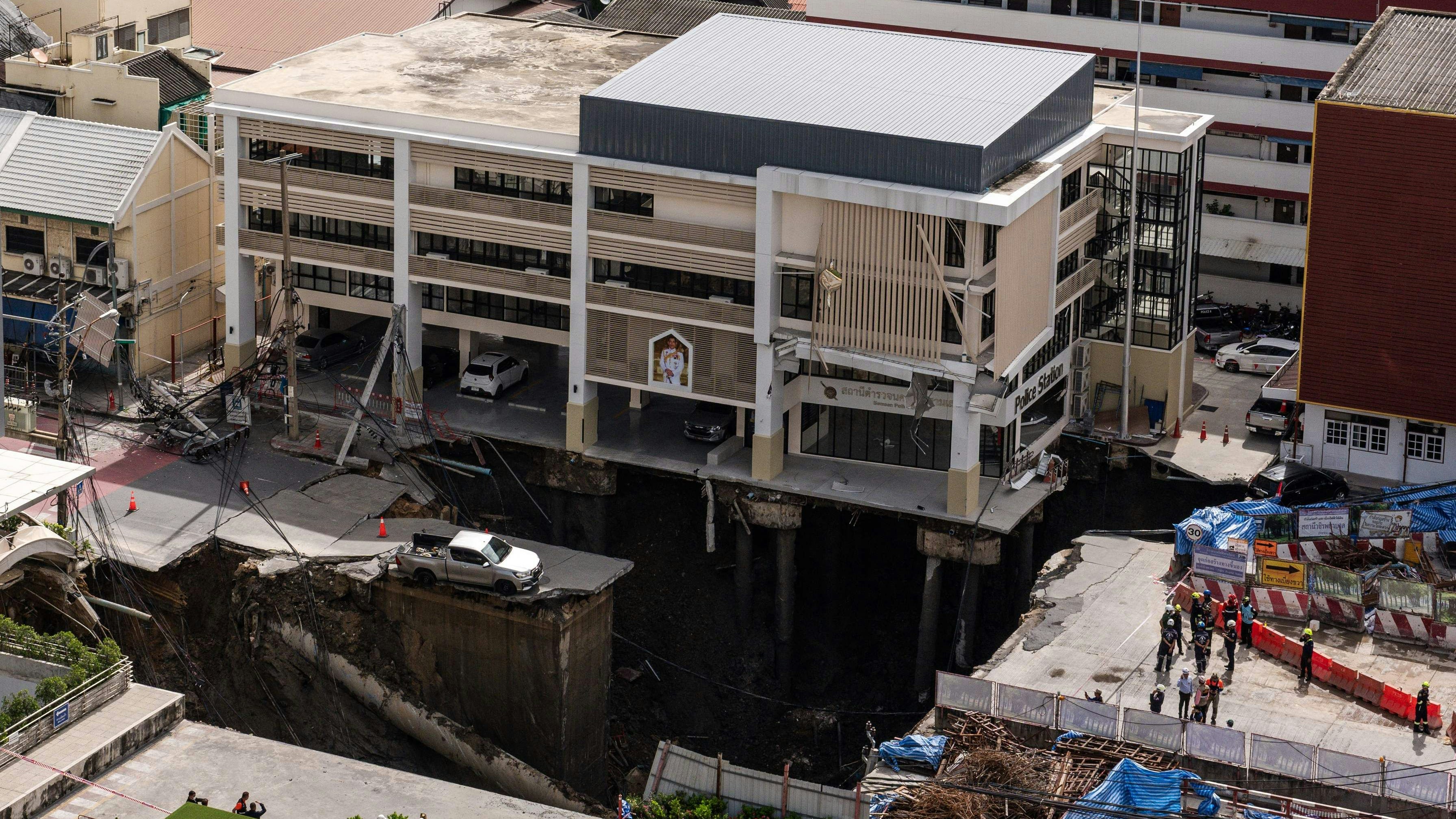 Der enorme Krater erstreckte sich über eine Fläche von 30 mal 30 Metern und war 50 Meter tief.