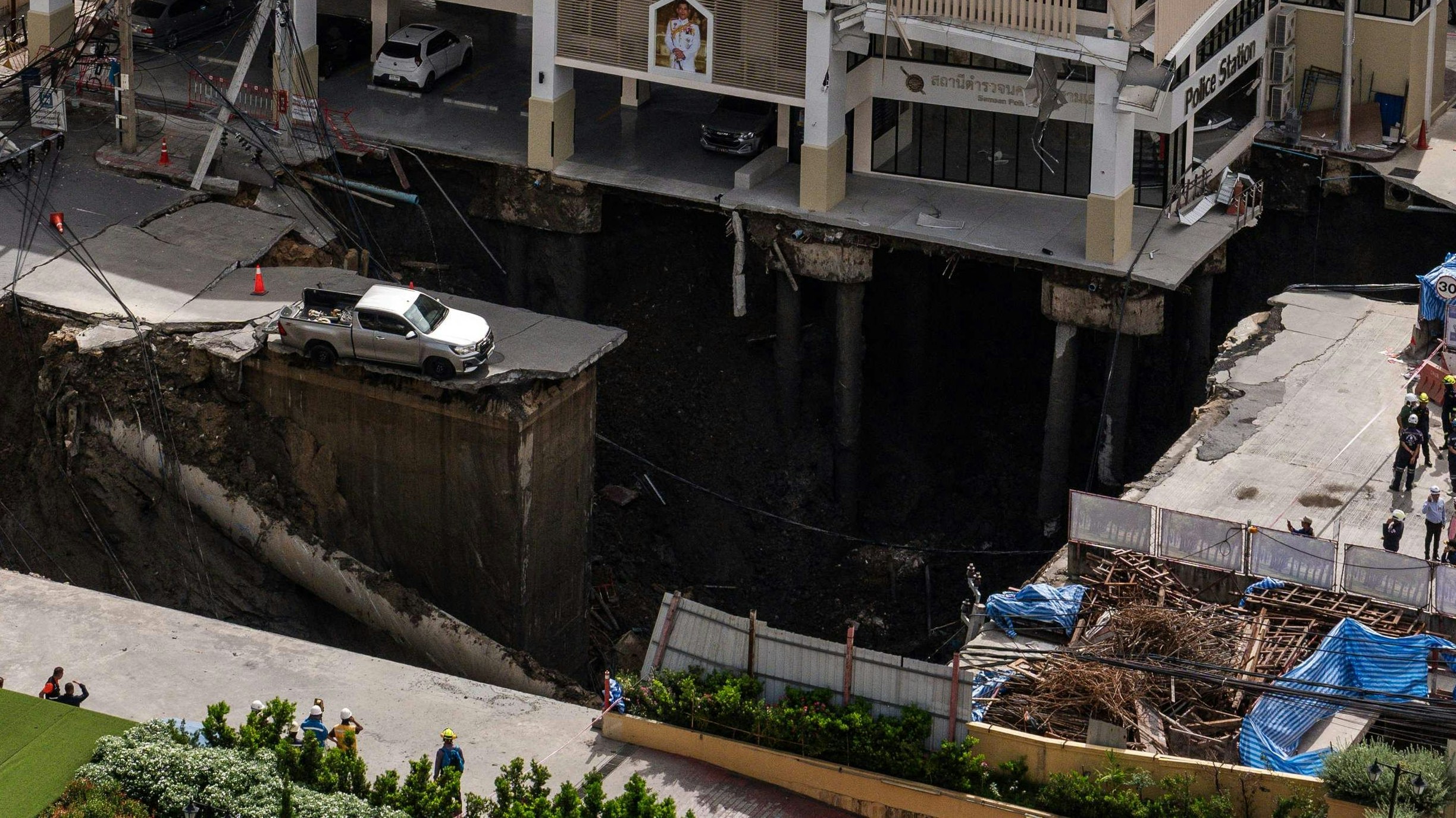 Heute.at - Riesiger Krater verschlingt Straße und Strommasten