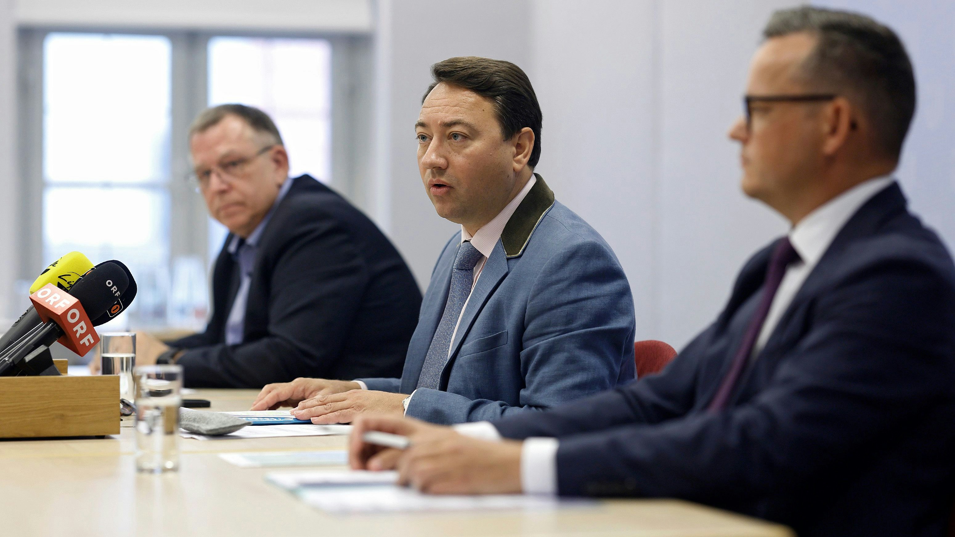 Gerald Neubacher, Leiter der Abteilung Naturschutz, Landeshauptmann-Stv. Dr. Manfred Haimbuchner, Germar Campidell, Leiter der Gruppe Recht. 