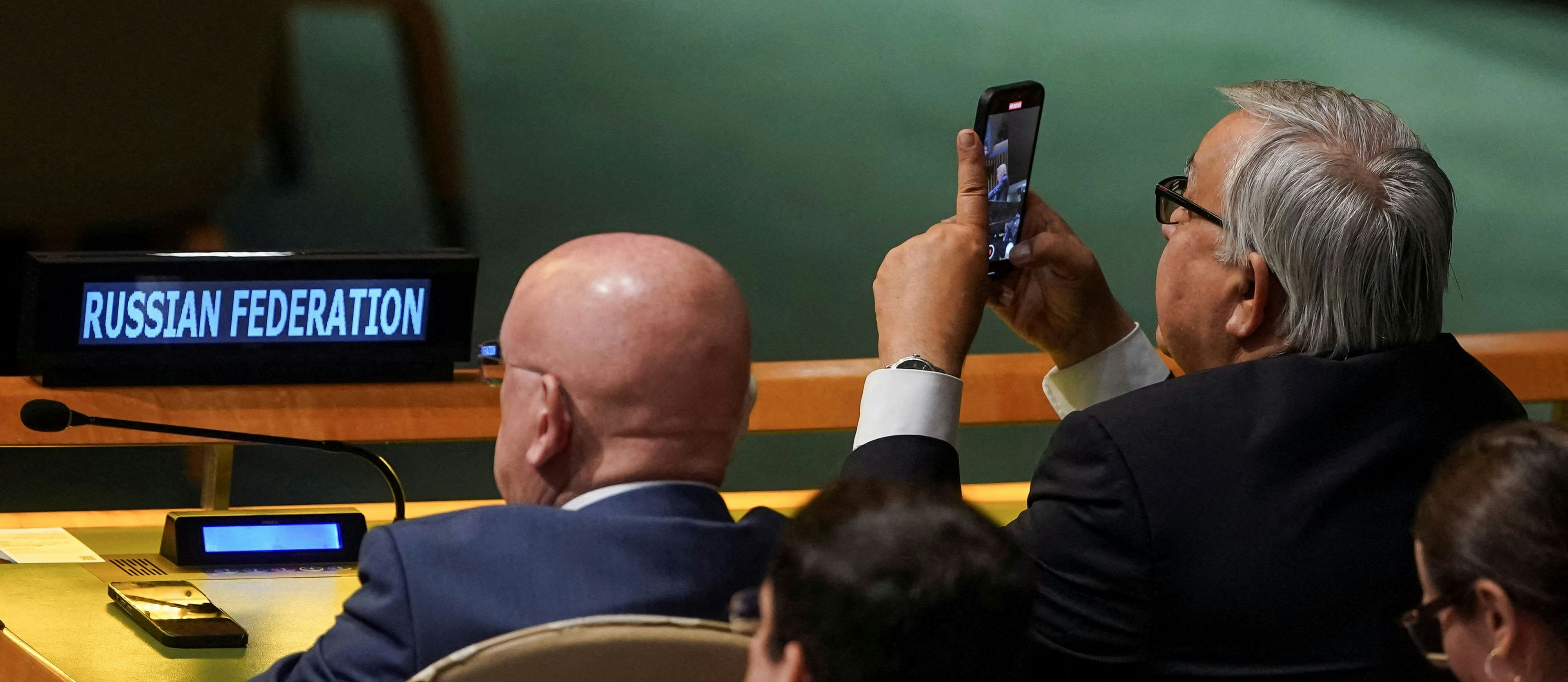 Man weiß ja nie: ein Mitglied der russischen Delegation filmte den Trump-Auftritt mit