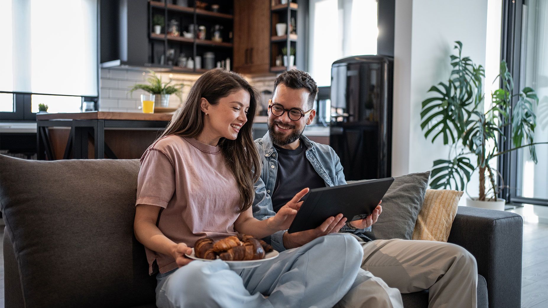 Wer früh zusammenzieht, ist laut Studie glücklicher.