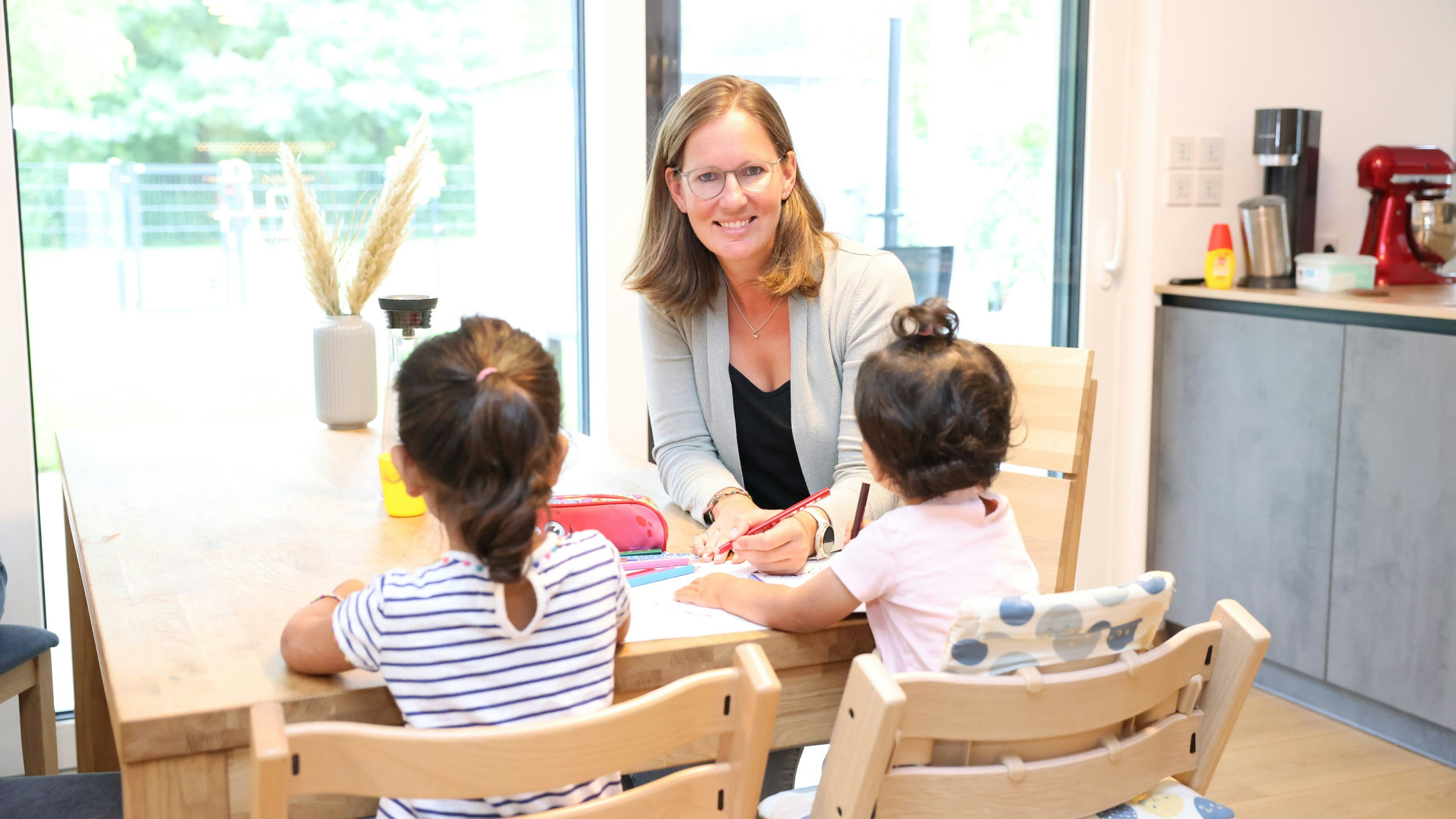 Katrin hat derzeit ihr 19. und 20. Krisenpflegekind bei sich.