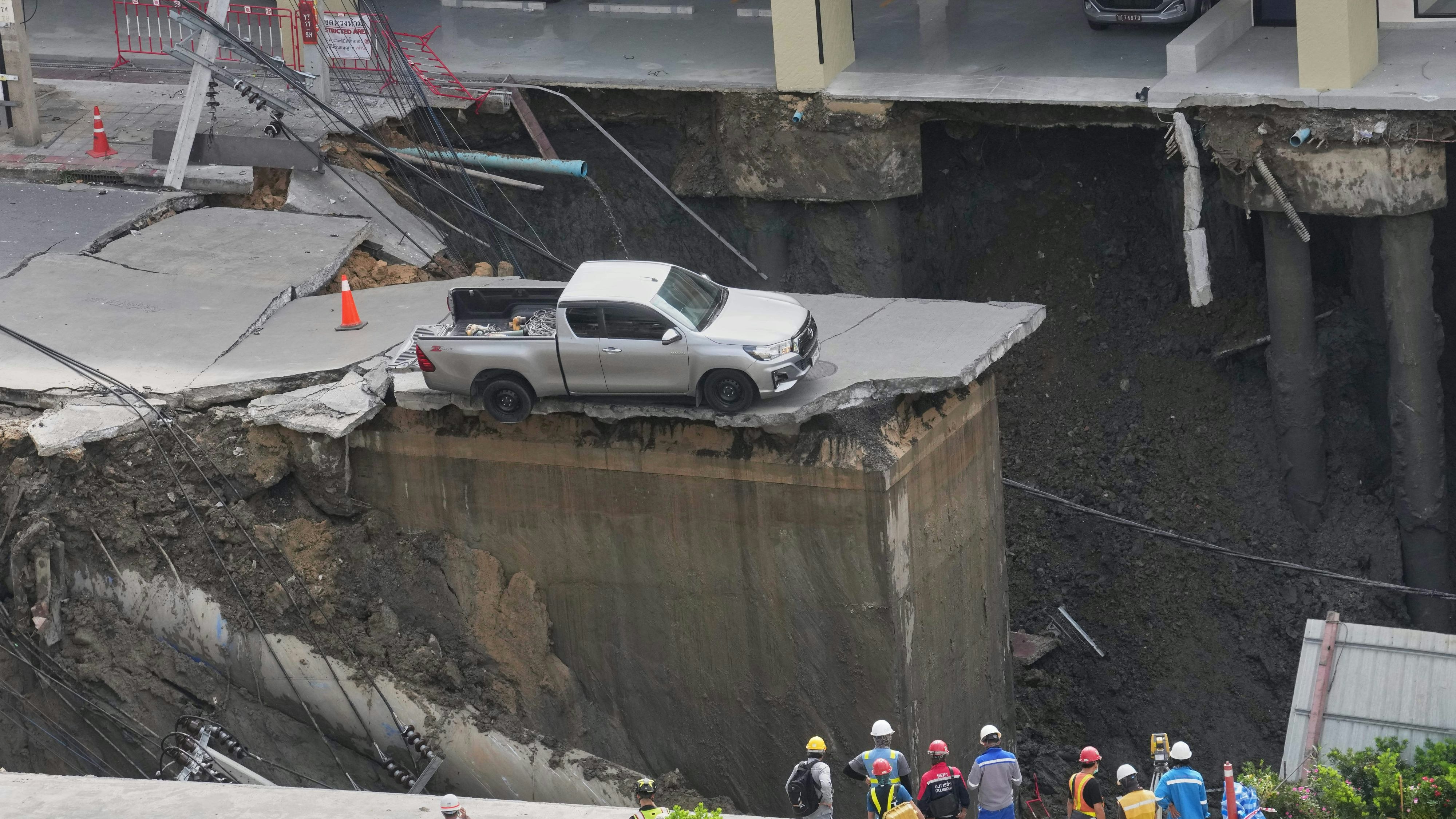 Download von www.picturedesk.com am 24.09.2025 (11:44).  Damage is seen after a road collapse near Vajira Hospital in Bangkok Thailand, Wednesday, Sept. 24, 2025. (AP Photo/Sakchai Lalit) - 20250924_PD1045 - Rechteinfo: Rights Managed (RM)