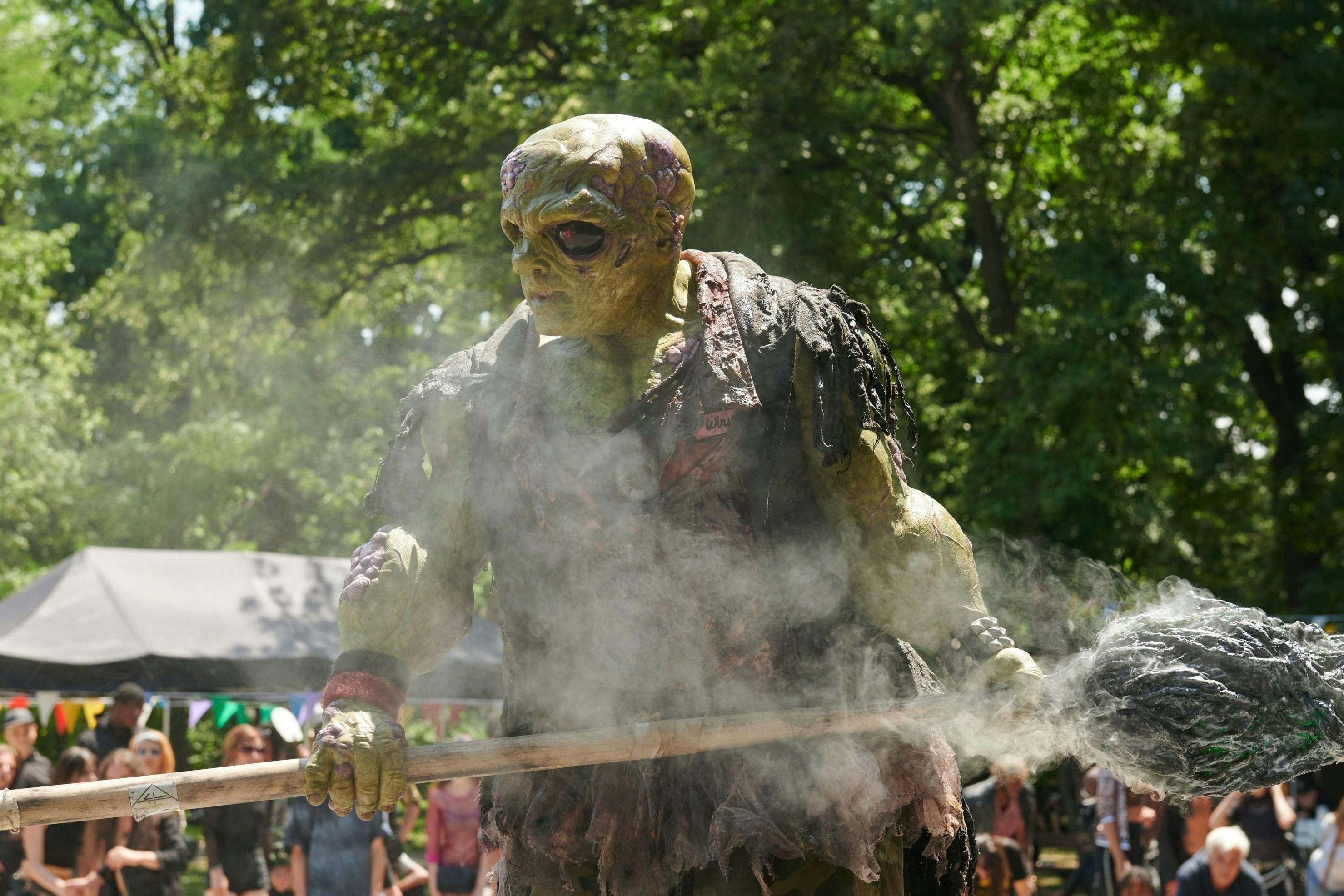 Reinigungsmann Winston Gooze (Peter Dinklage) nach dem Giftunfall mit seinem tödlichen Wischmopp: "The Toxic Avenger"