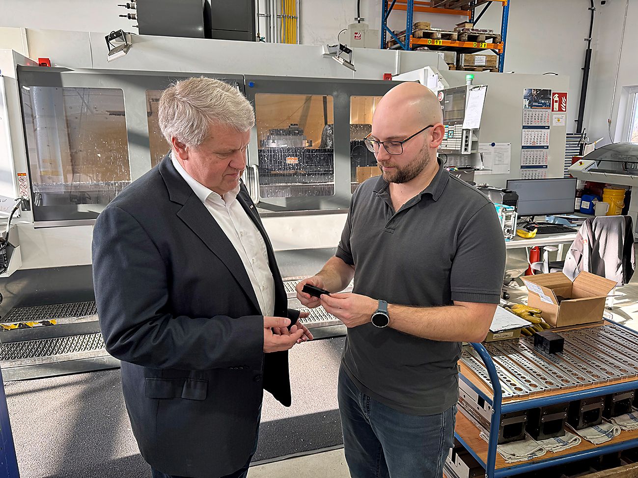 Vom Tüftler zum Unternehmer: Martin Haider (r.) mit dem TIP-NÖ-Experten Gerhard Gschwandtner.