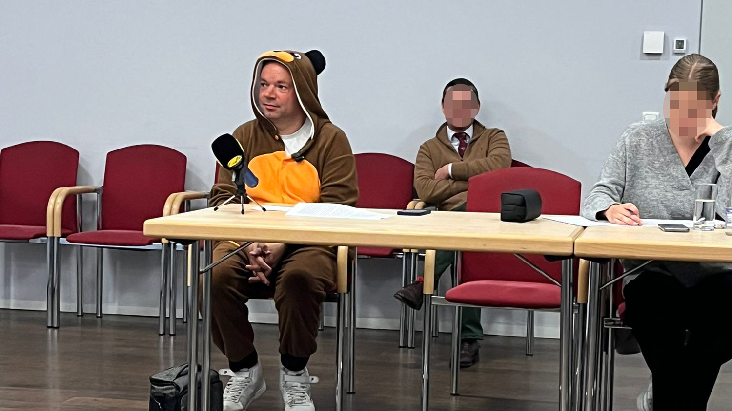 Sorgte für Lacher: der "Biber" auf Haimbuchners Pressekonferenz.