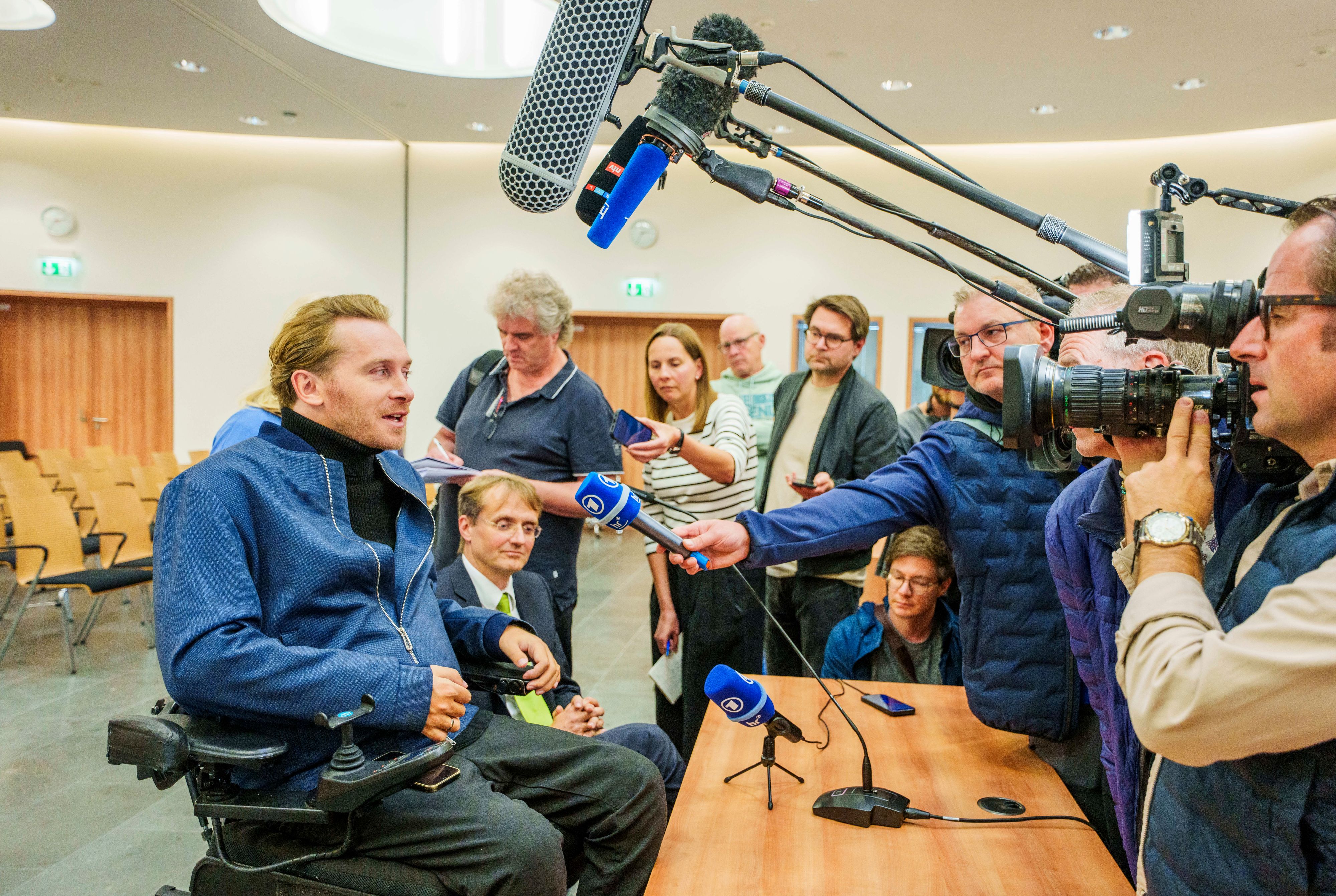 Samuel Koch (l) spricht nach der Urteilsverkündung vor dem Bundessozialgericht mit Journalisten. 
