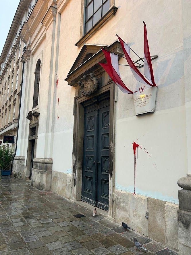 In der Nacht von 23. auf 24. September verschandelten Vandalen die Paulanerkirche auf der Wieden.