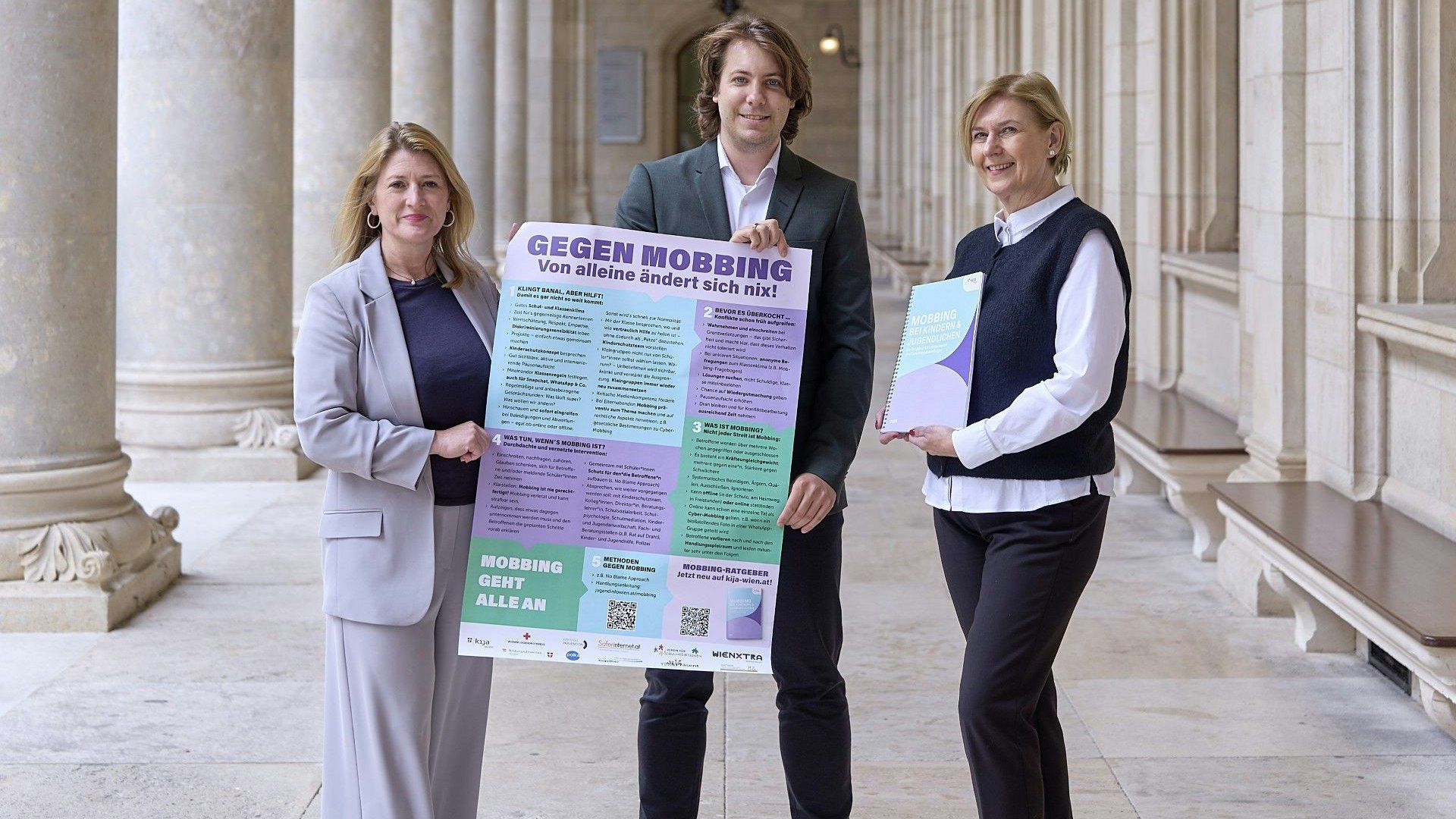 Vizebürgermeisterin Bettina Emmerling, Kinder- und Jugendanwalt Sebastian Öhner und Bildungsdirektorin Elisabeth Fuchs präsentieren den neuen Leitfaden.