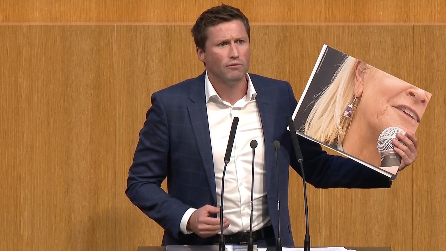 Heute.at - Ohrringe von Ministerin sorgen für heftigen Politstreit