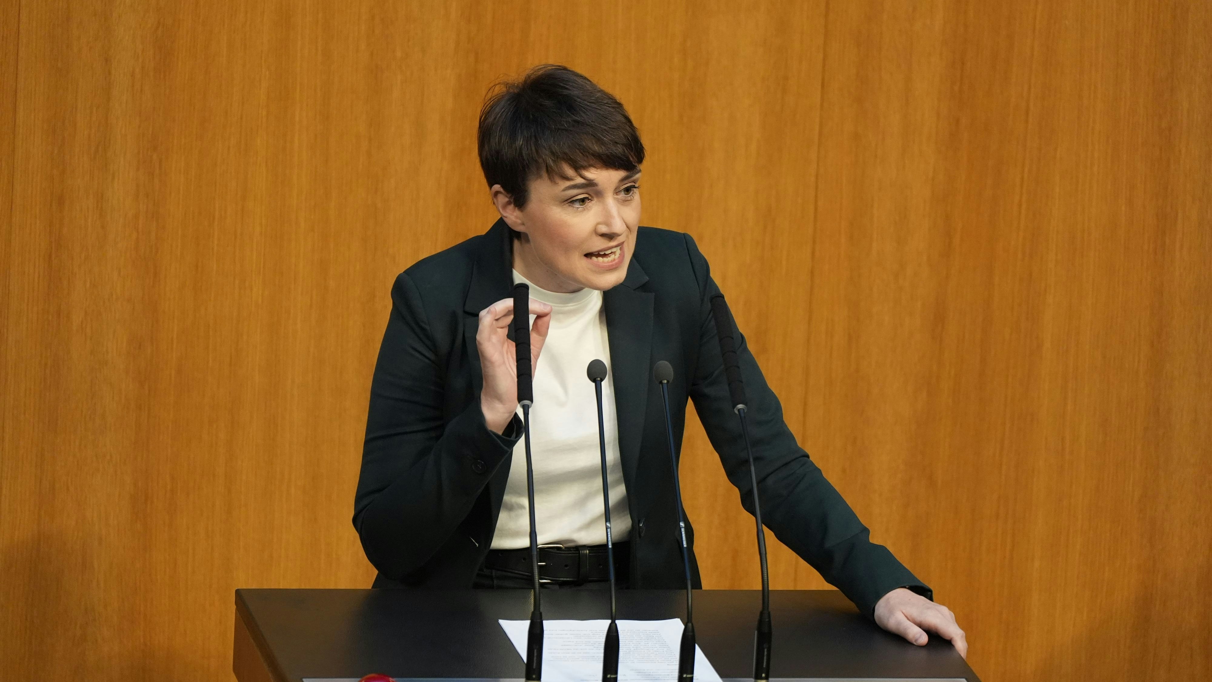 Die Grüne wirft Babler vor, das Parlament zu missachten.