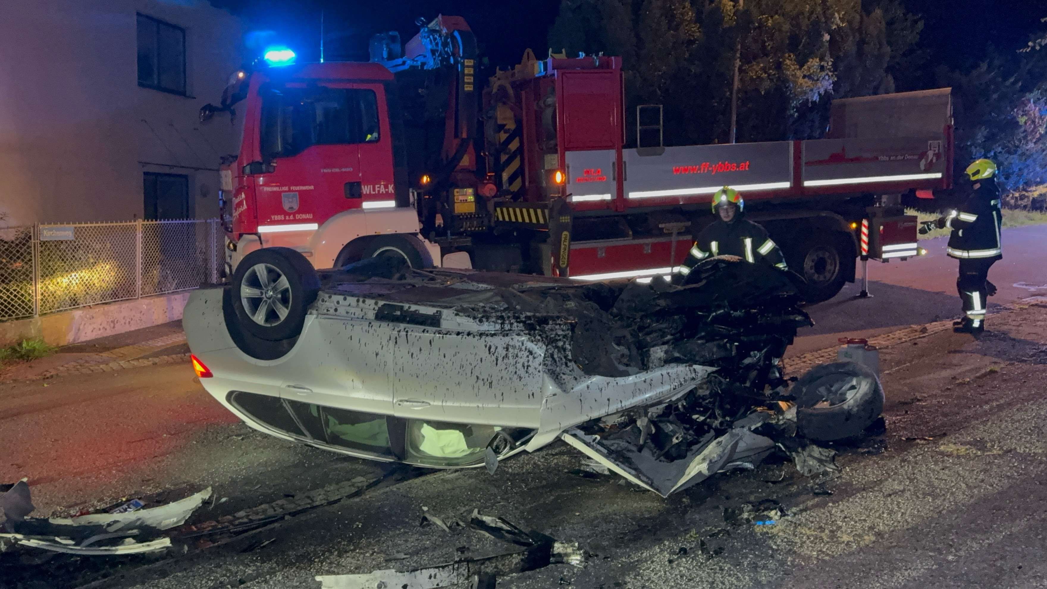 Der Pkw überschlug sich und landete auf dem Dach.