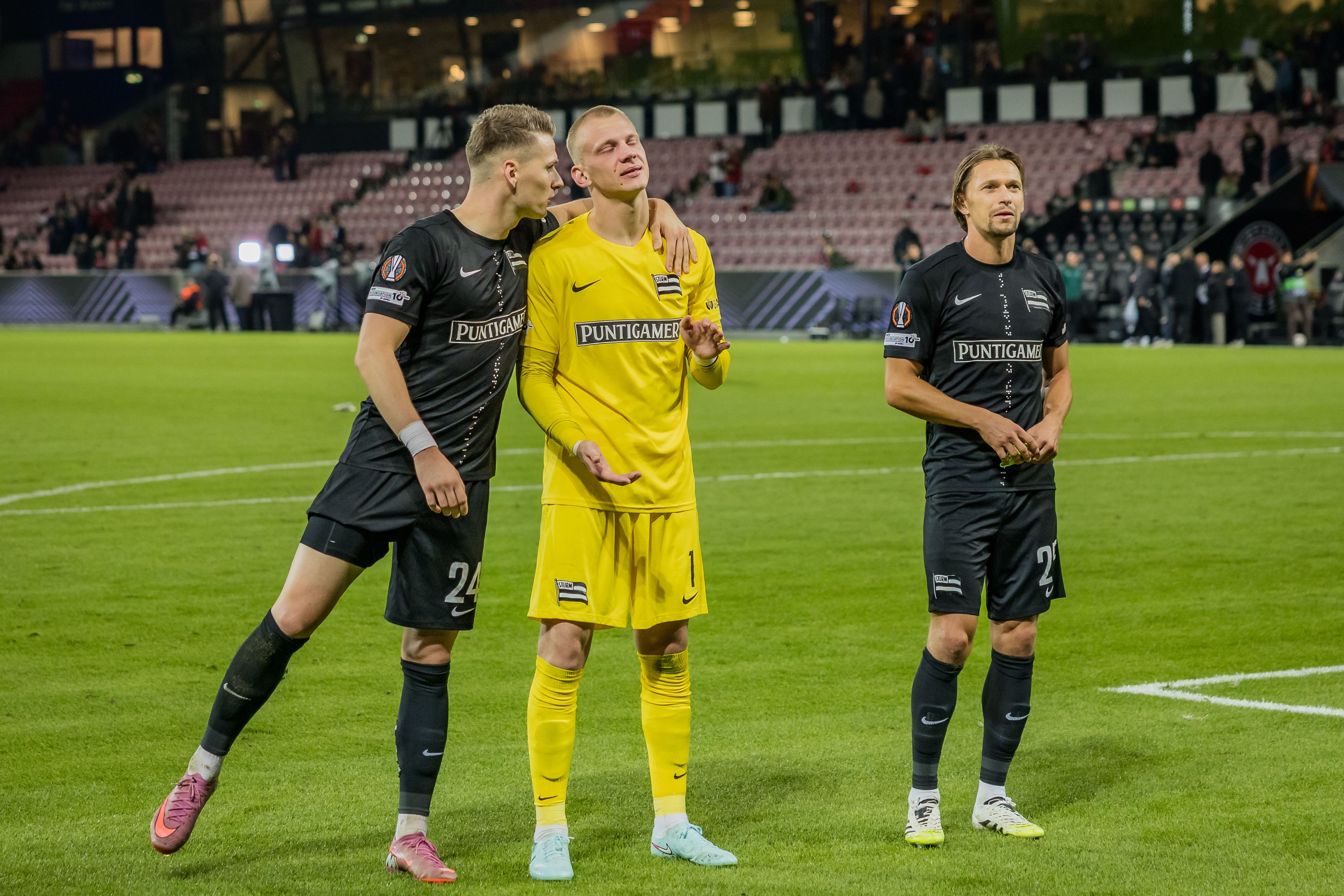 Oliver Christensen (m.) erlebte einen Abend zum Vergessen.