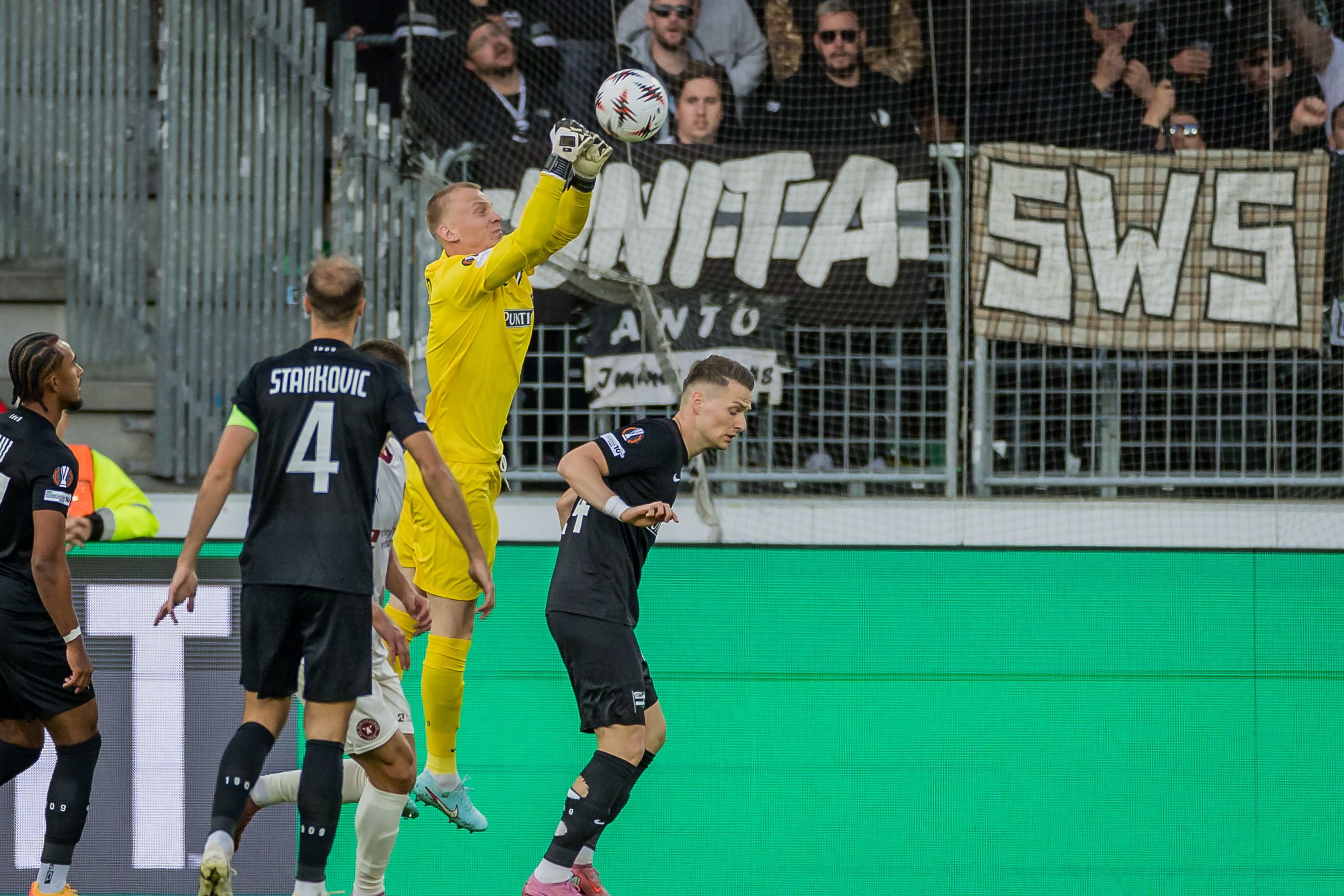 Sturm-Goalie Oliver Christensen griff zweimal daneben.