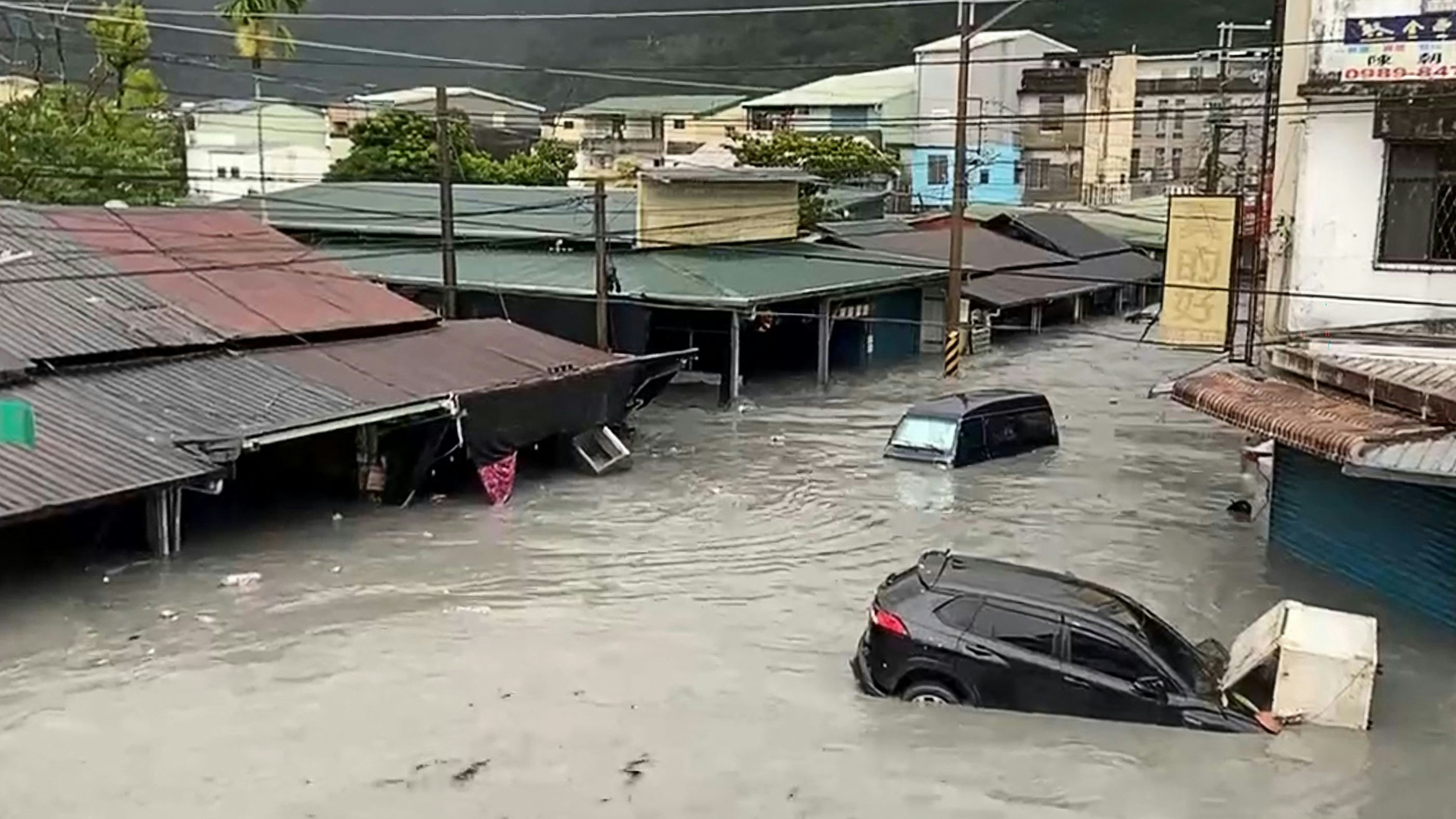 Download von www.picturedesk.com am 24.09.2025 (08:24).  *** SERVICEBILD *** A car is seen stuck in floodwaters in Hualien on September 23, 2025, after a barrier lake burst and flooded the Guangfu township. The bursting of the barrier lake in Taiwan killed at least 14 people, regional officials said on September 24 after Super Typhoon Ragasa pounded the island with torrential rains. (Photo by Taiwan's Central News Agency (CNA) / AFP) / - Taiwan OUT - China OUT - Macau OUT / HONG KONG OUT .RESTRICTED TO EDITORIAL USE - MANDATORY CREDIT "AFP PHOTO / Taiwan's Central News Agency (CNA)" - NO MARKETING - NO ADVERTISING CAMPAIGNS - DISTRIBUTED AS A SERVICE TO CLIENTS - 20250923_PD16163 - Rechteinfo: Servicebild (SB) Bei diesem Bild ist PictureDesk ausschließlich technischer Dienstleister und stellt eine technische Bearbeitungsgebühr in Rechnung. PictureDesk ist weder Urheber noch Rechteinhaber. Die Nutzung liegt in alleiniger Verantwortung des Kunden. Nur für redaktionelle Nutzung! Werbliche Nutzung erfordert Freigabe: bitte schicken Sie uns eine Anfrage.