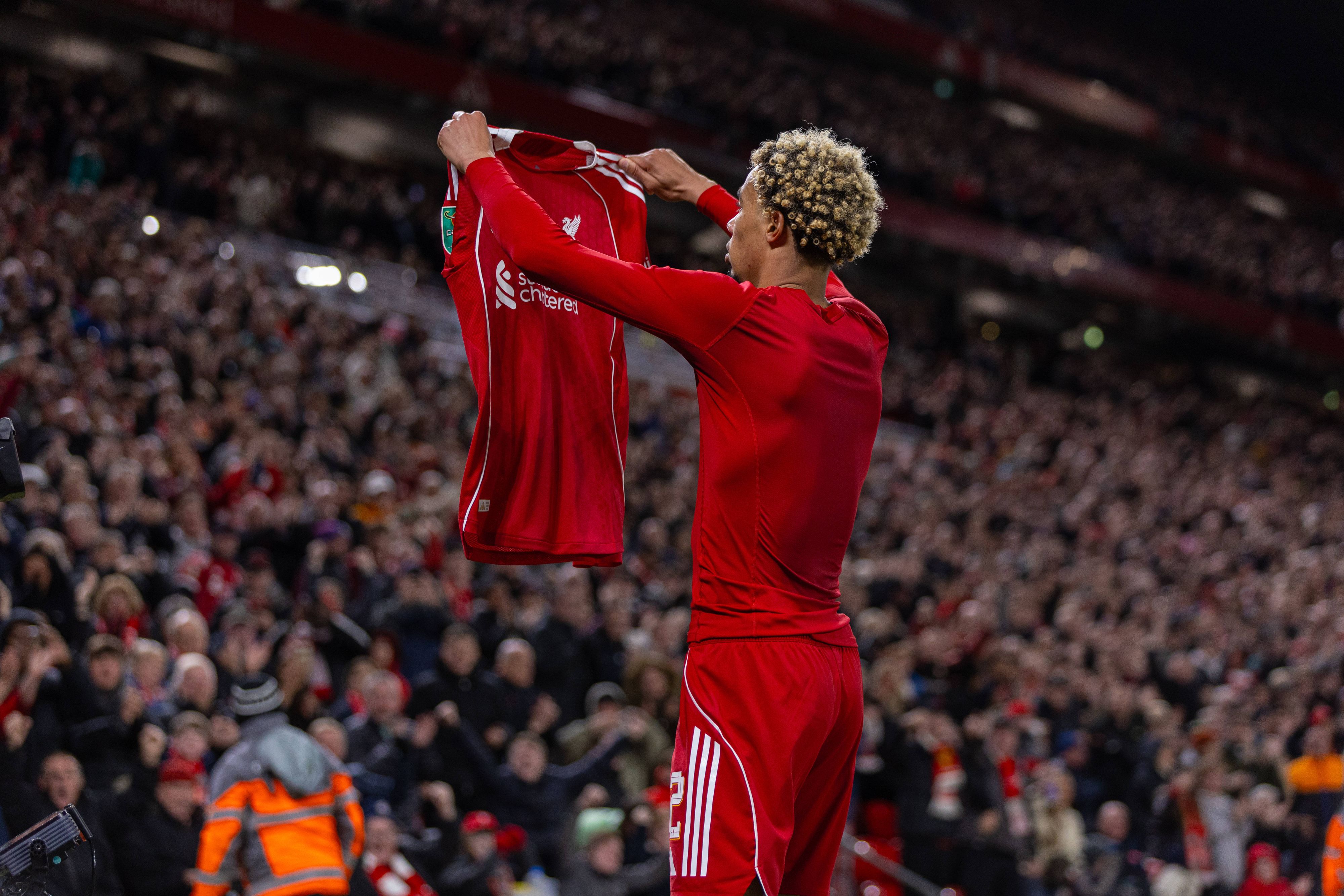 Hugo Ekitike zog sich bei seinem Torjubel sein Trikot aus. 