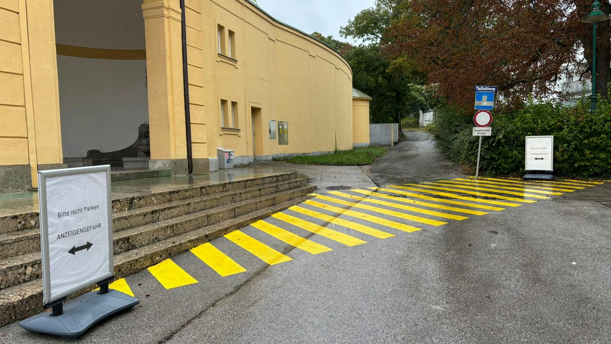 Die gelbe Markierung wurde kürzlich nachgestrichen.