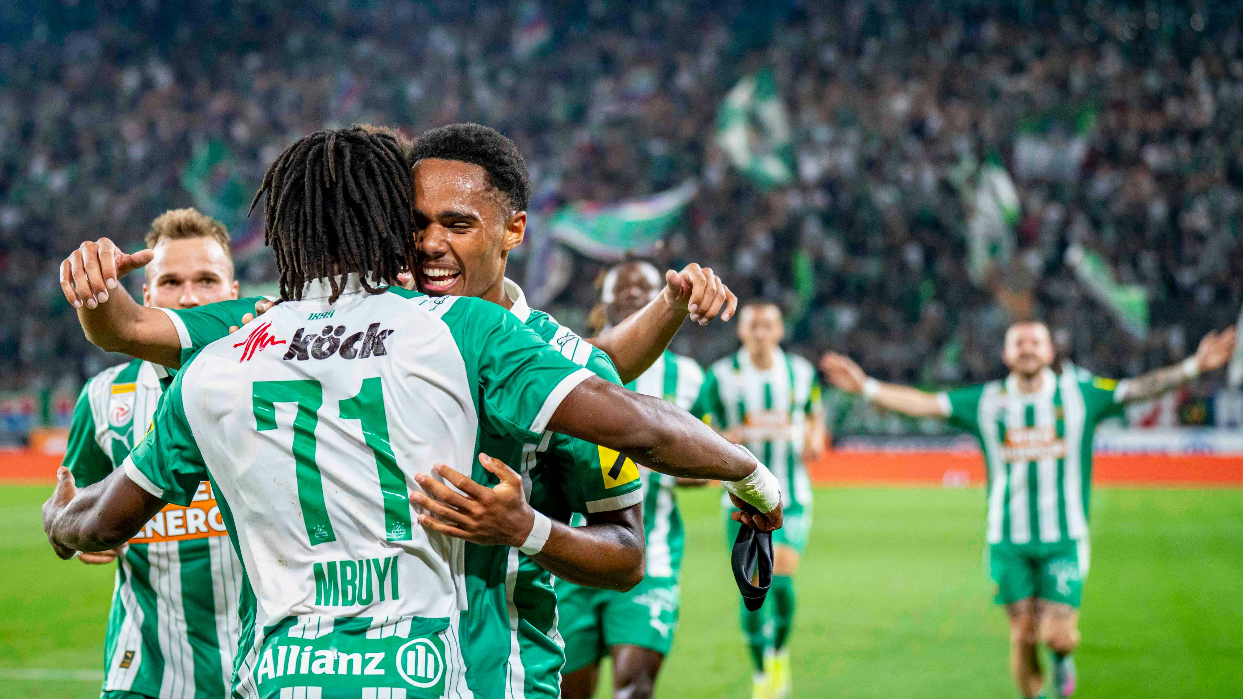 VIENNA,AUSTRIA,28.AUG.25 - SOCCER - UEFA Conference League, play off, SK Rapid Wien vs Gyoeri ETO FC. Image shows the rejoicing of Matthias Seidl, Claudy Mbuyi and Petter Nosa Dahl (Rapid). Photo: GEPA pictures/ Kevin Hackner