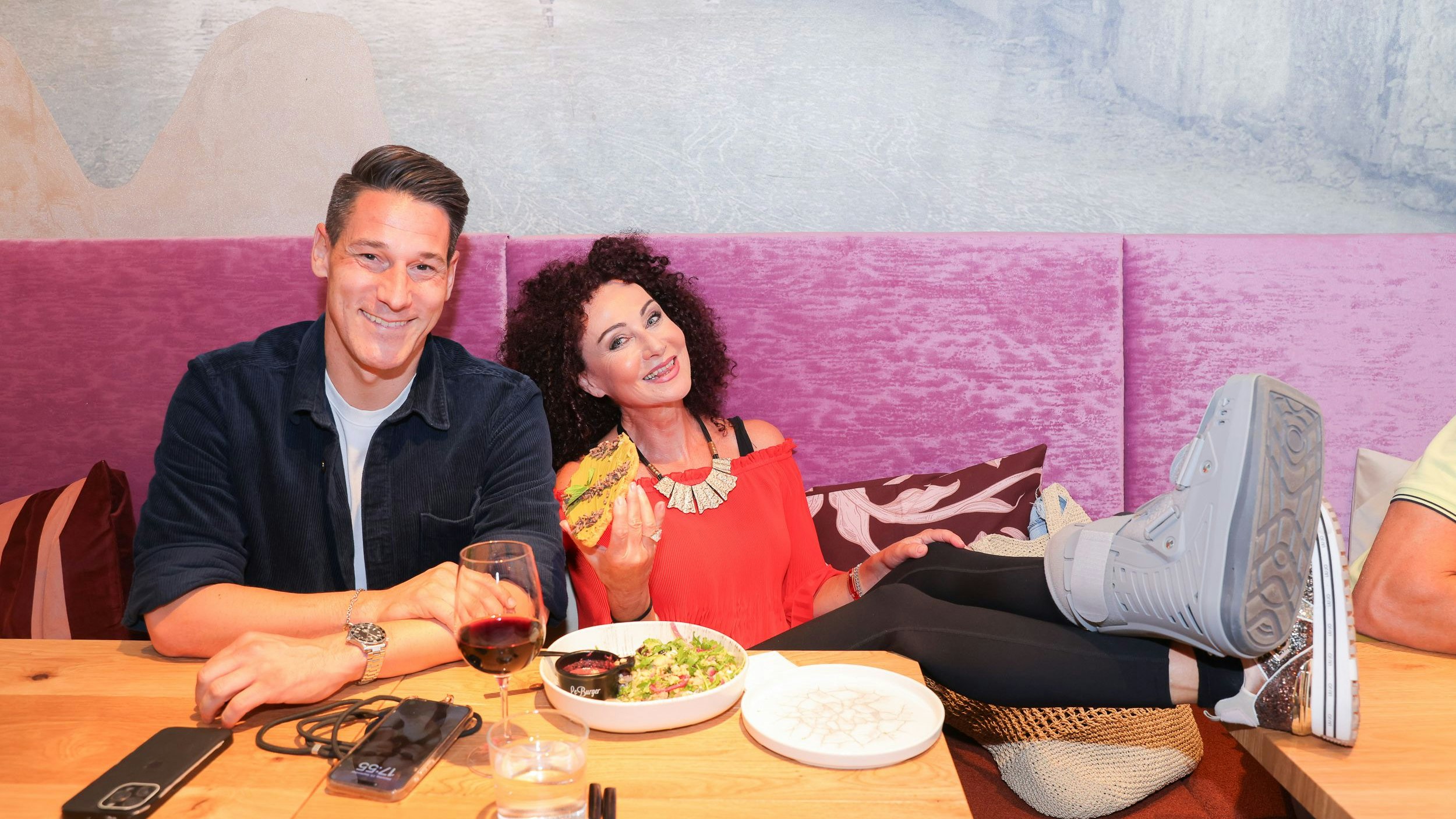 Heute.at - Mausi Lugner shakte trotz Gipsfuß in neuem Lokal