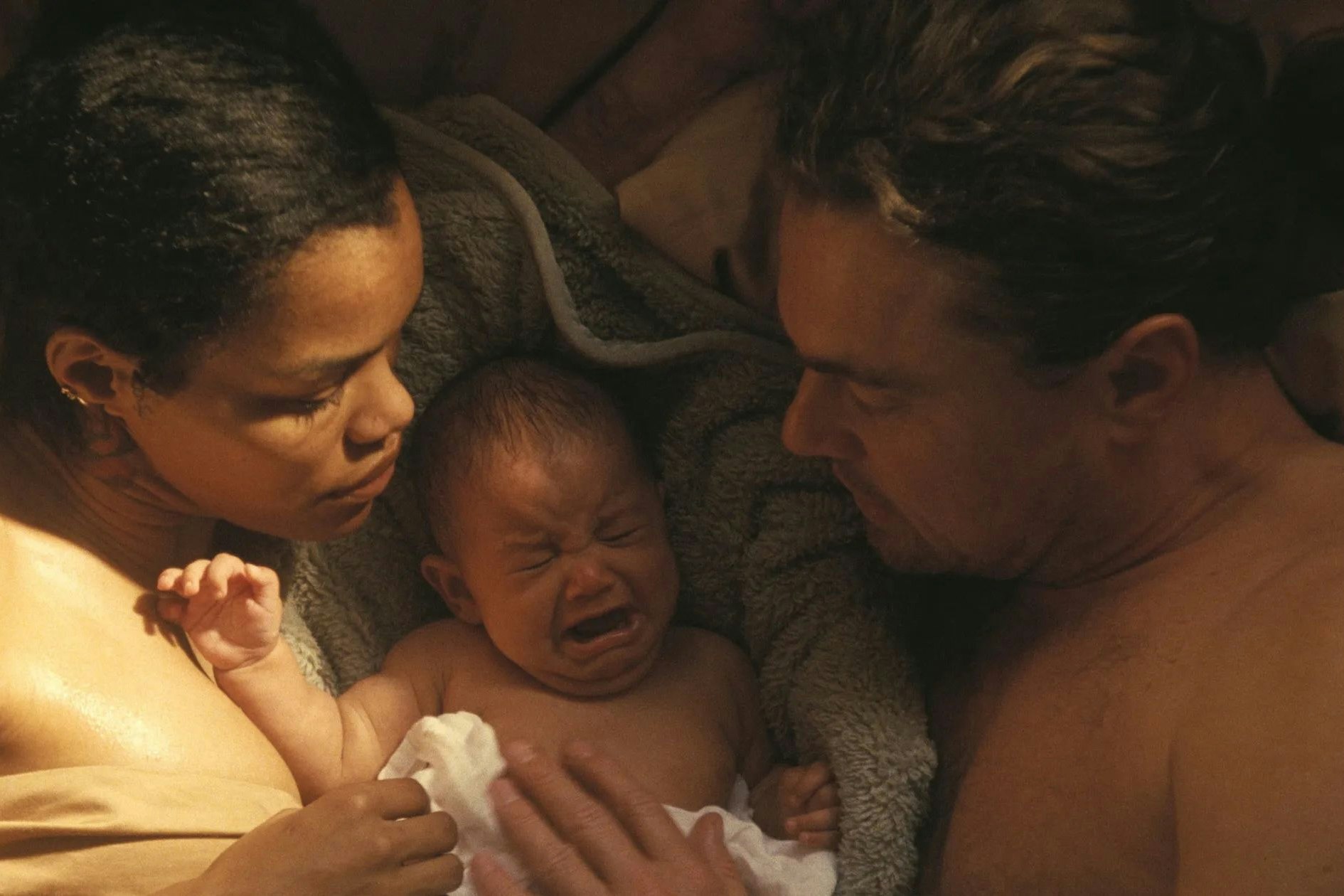 Revoluzzer-Pärchen Bob (Leonardo DiCaprio) und Perfidia (Teyana Taylor) mit Baby Willa. 16 Jahre später wird die Kleine entführt und Papa Bob zieht in den Kampf: "One Battle After Another"