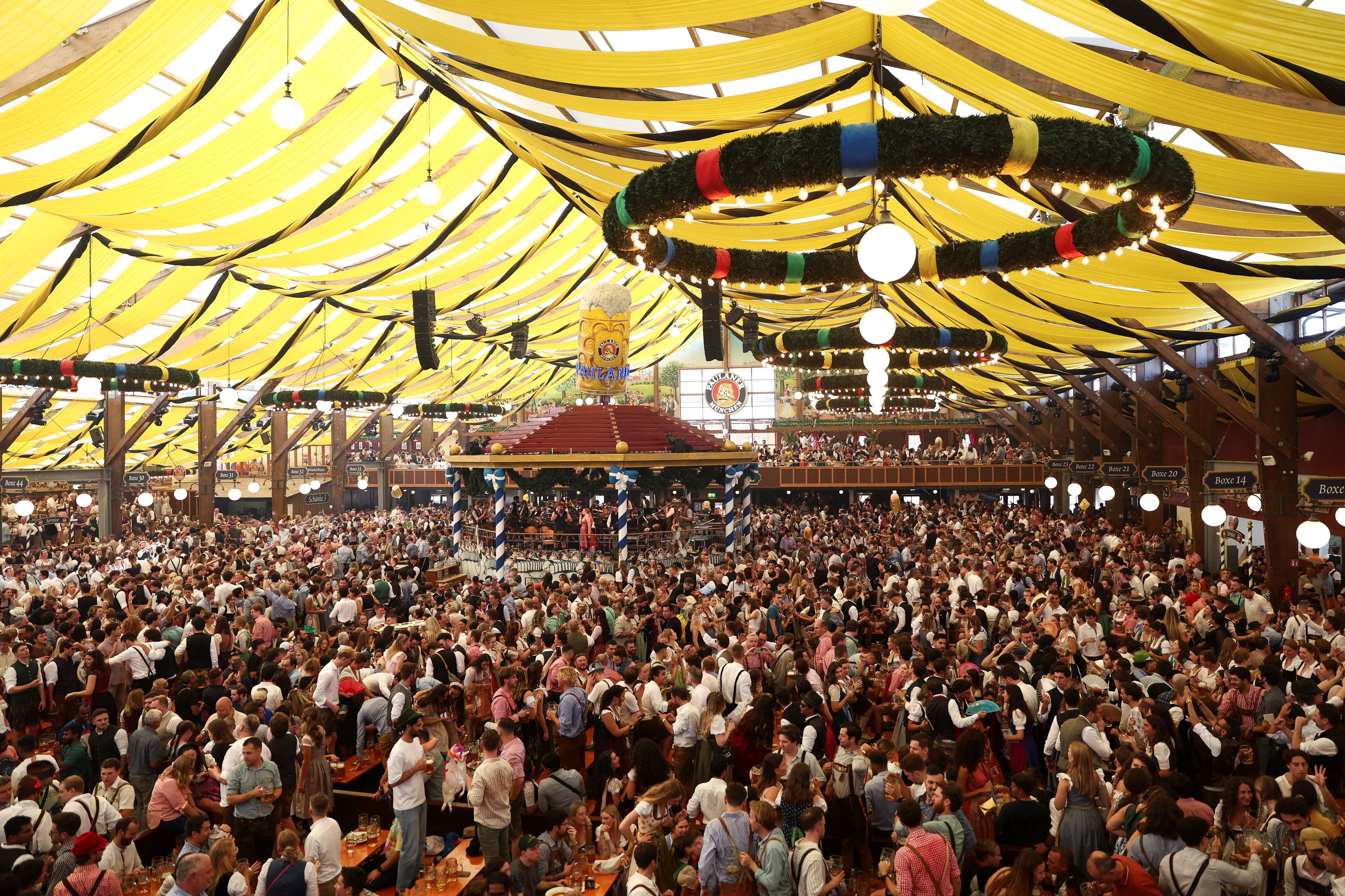 Nach einer Bombendrohung und stundenlangen Sperre am Münchner Oktoberfest, wird nun über eine Verlängerung der Wiesn spekuliert.