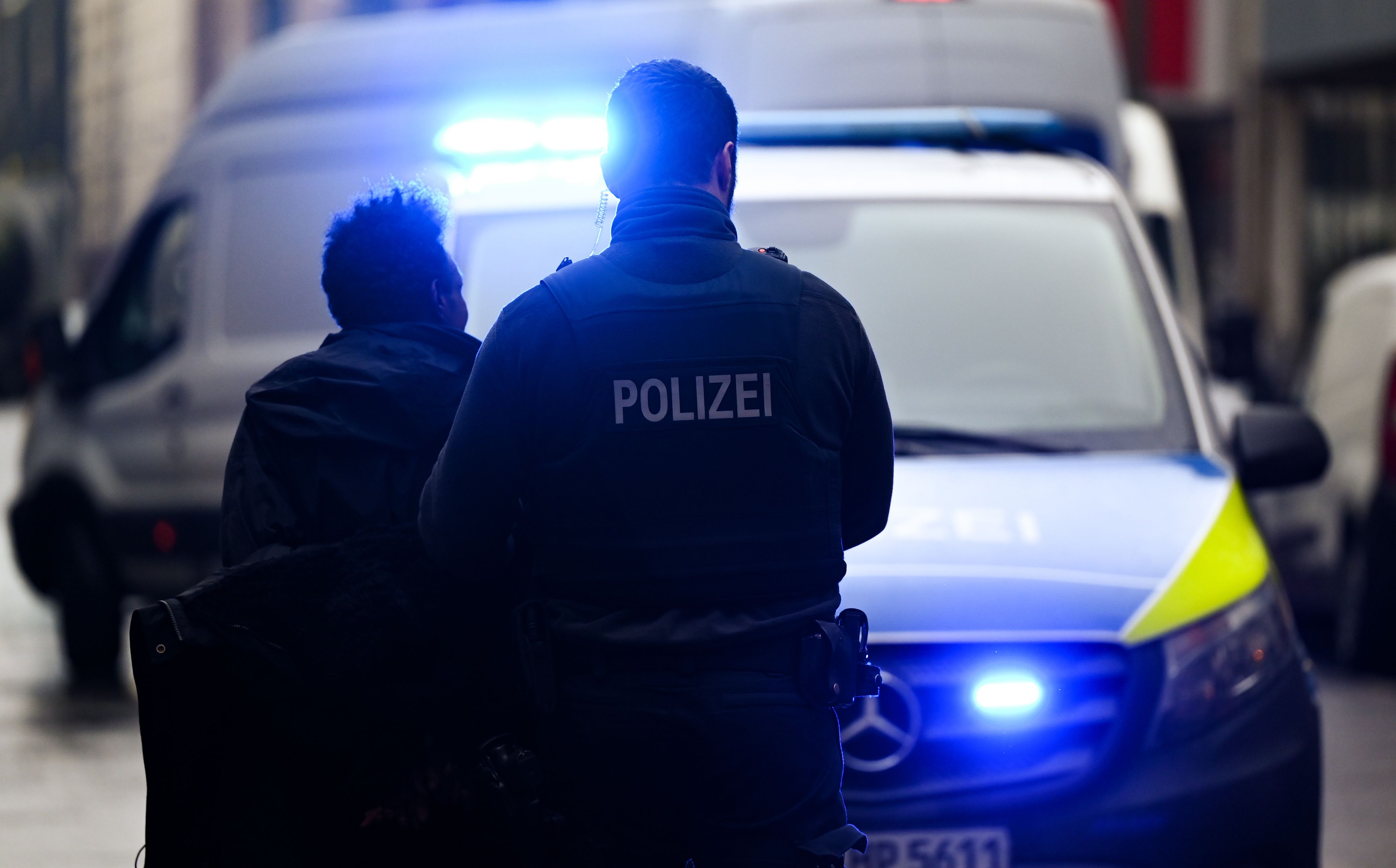 Die Polizei hat am Dienstagabend mit 120 Beamten das Frankfurter Bahnhofsviertel durchsucht und ist gezielt gegen die Drogenszene vorgegangen. (Symbolbild)