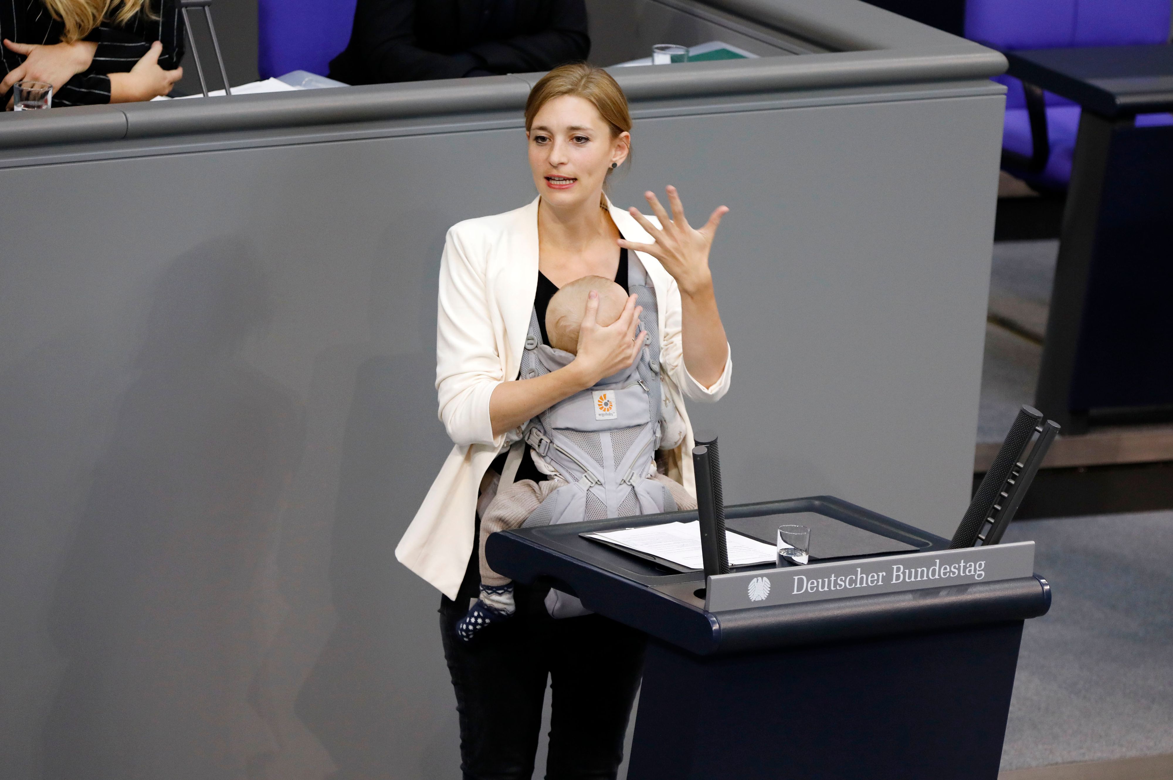 Hanna Steinmüller (Bündnis90/Die Grünen) mit Kind anlässlich einer Sitzung im deutschen Bundestag in Berlin. 
