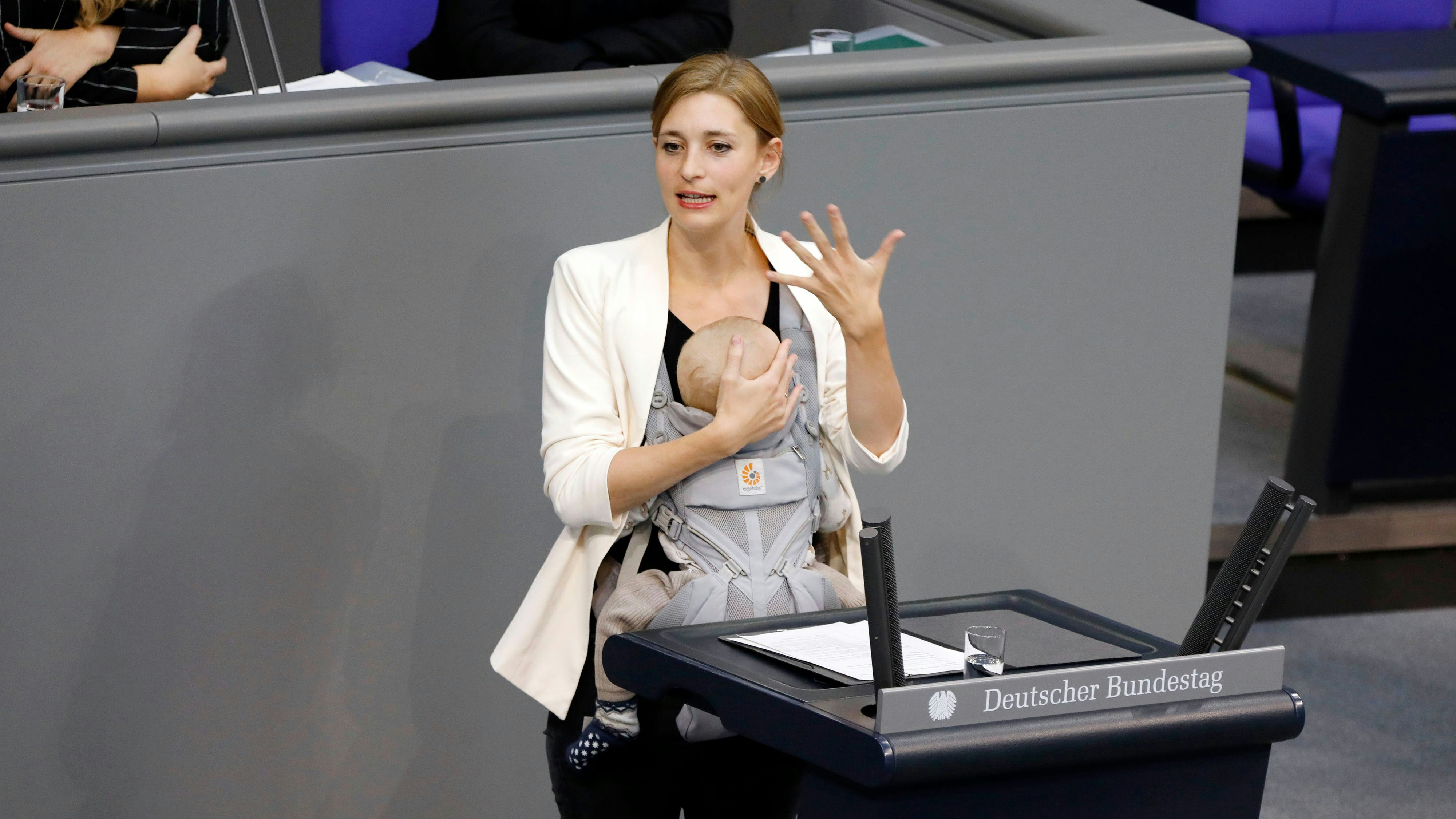 Heute.at - Grün-Politikerin hält mit Baby im Arm Rede im Bundestag