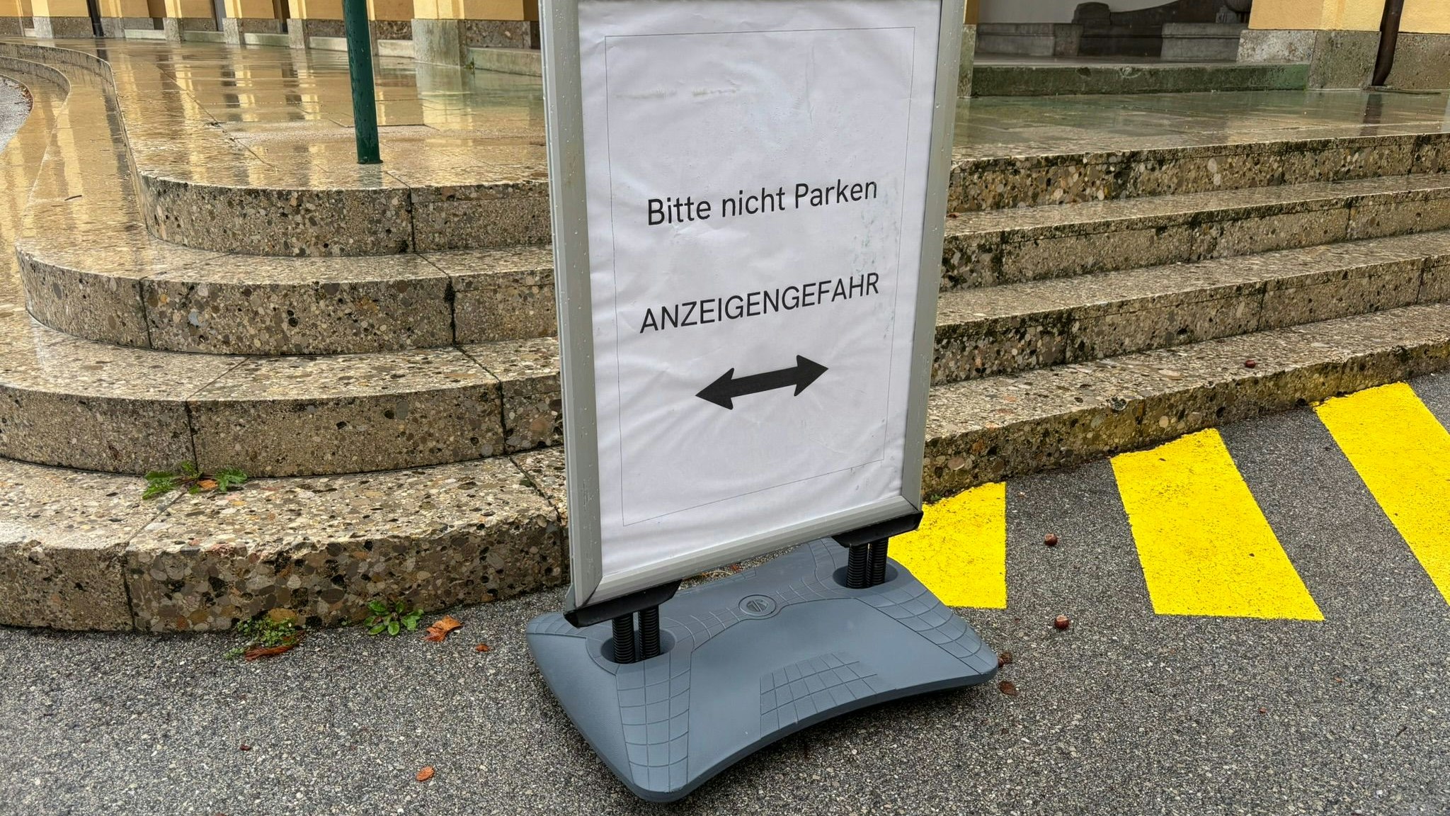 Zwei dieser Anzeigetafeln wurden neben dem Thermalbad aufgestellt.