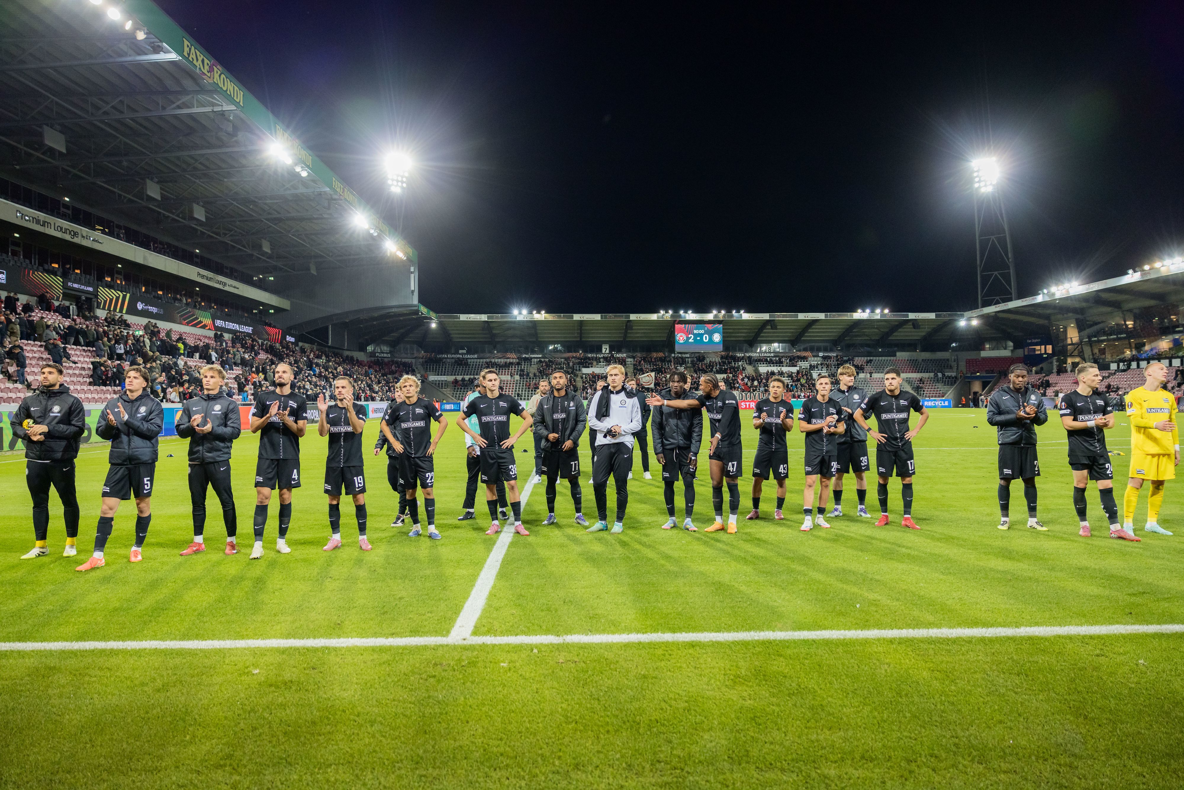 Die Spieler von Sturm Graz stellten sich demonstrativ hinter ihren Tormann. 